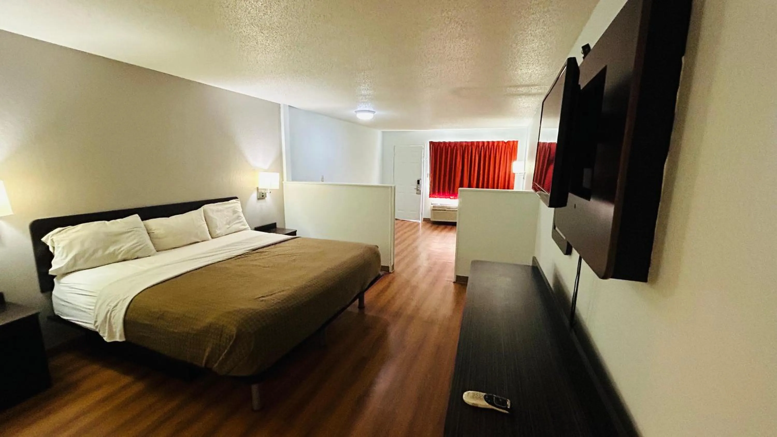 Bedroom, Bed in Super 7 Inn Tupelo