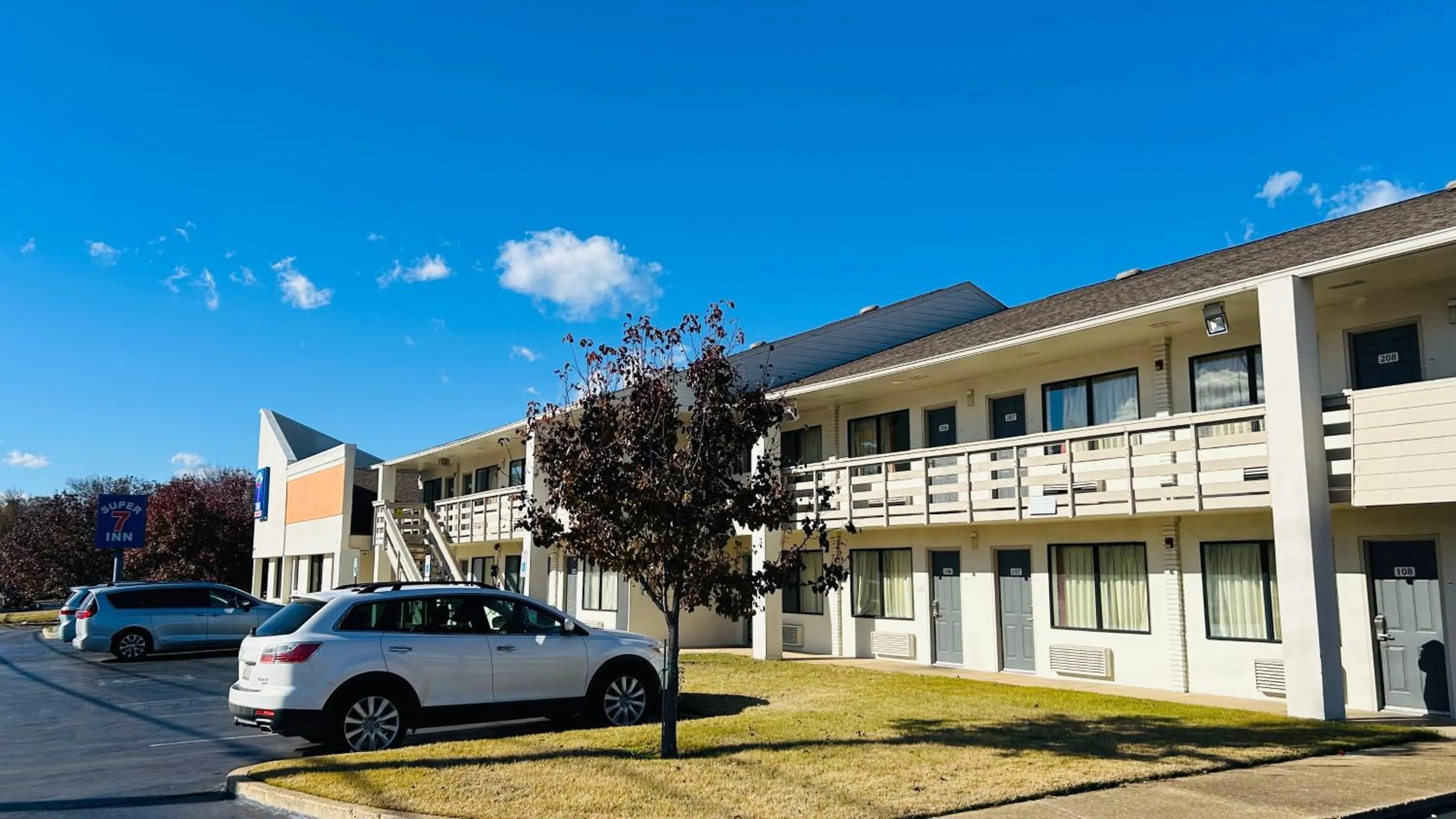 Facade/entrance in Super 7 Inn Tupelo
