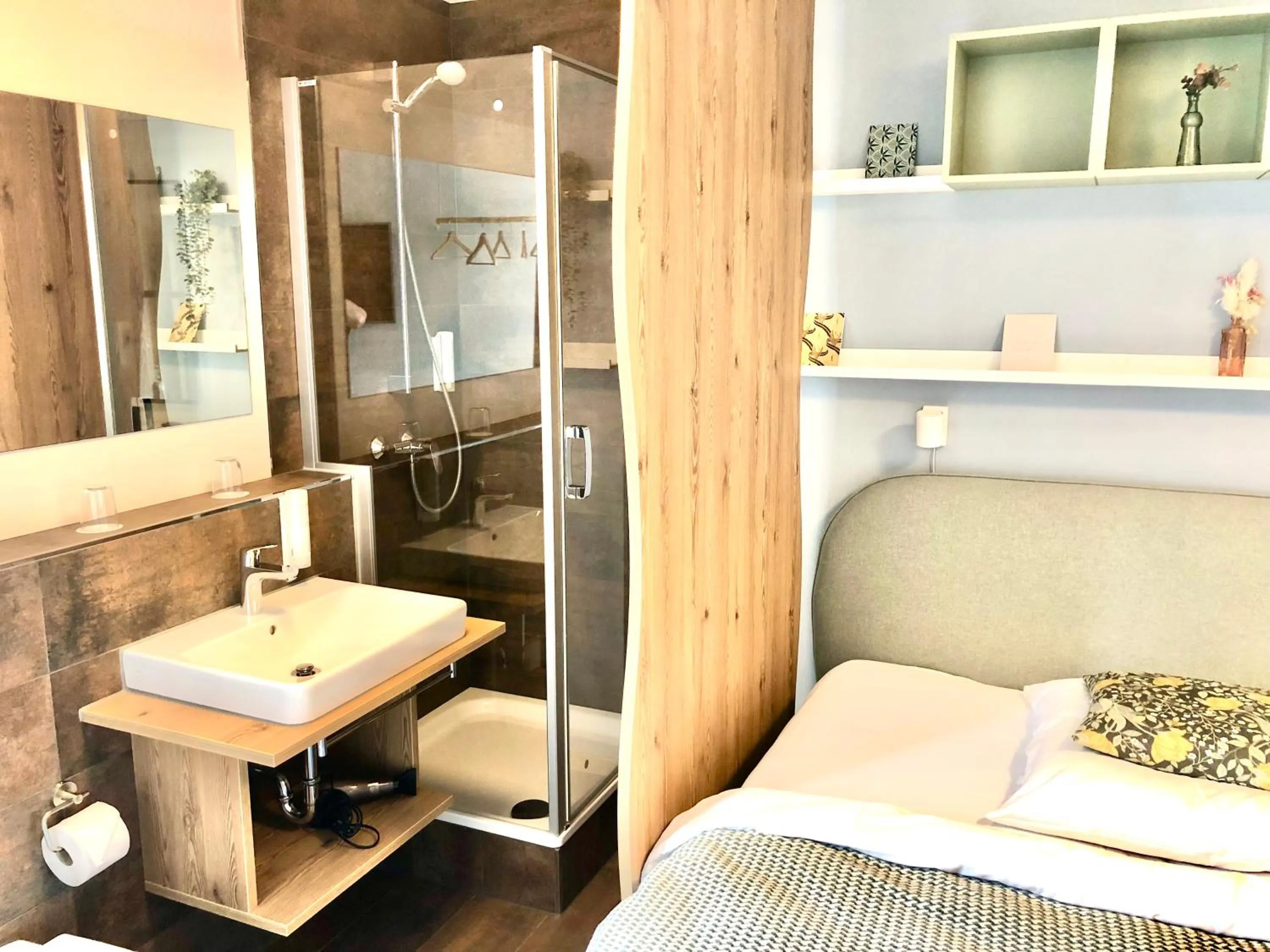 Bathroom, Bed in R & J Hotel