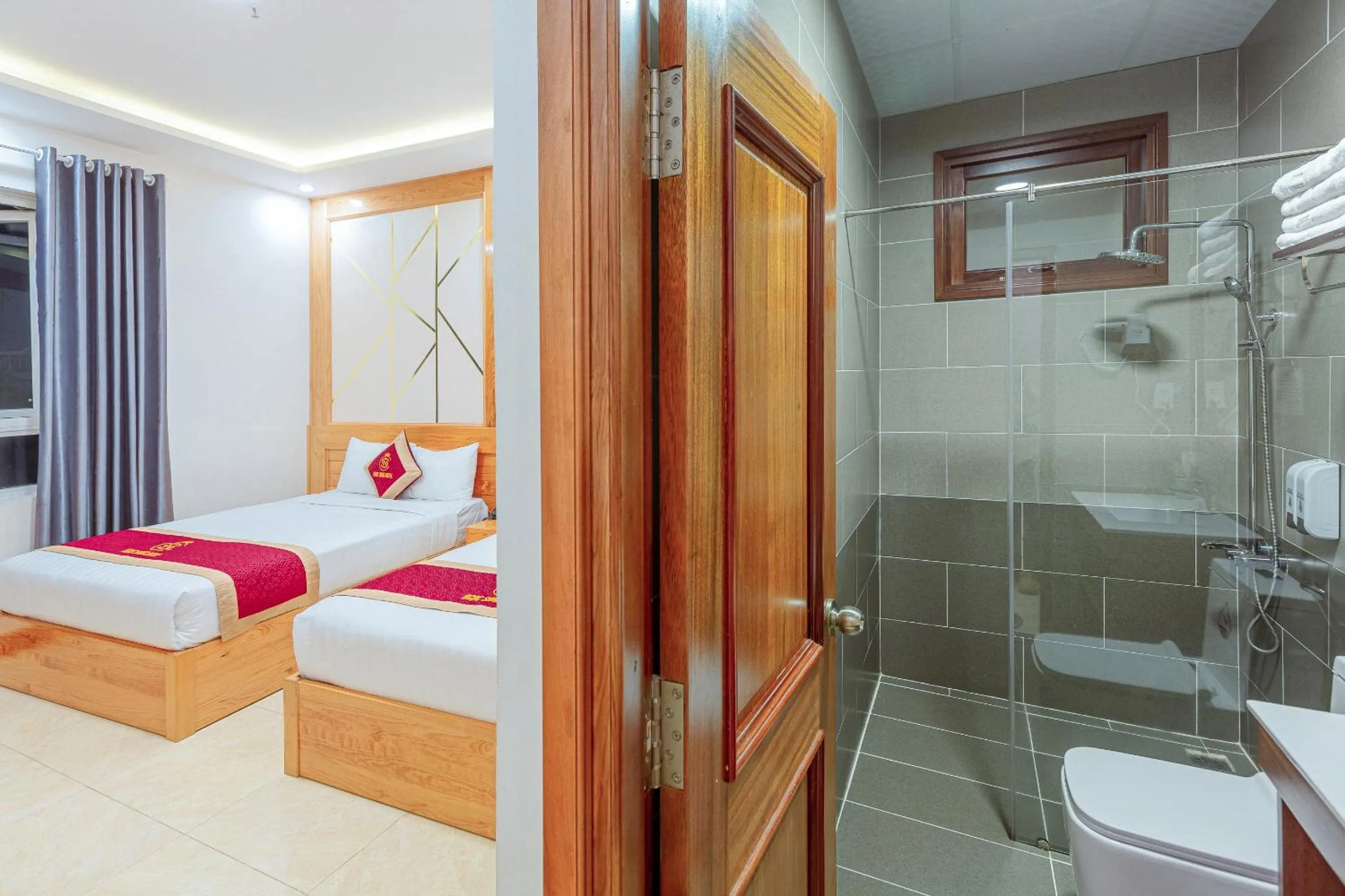 Bathroom, Bed in Ngọc Sang 1 Hotel