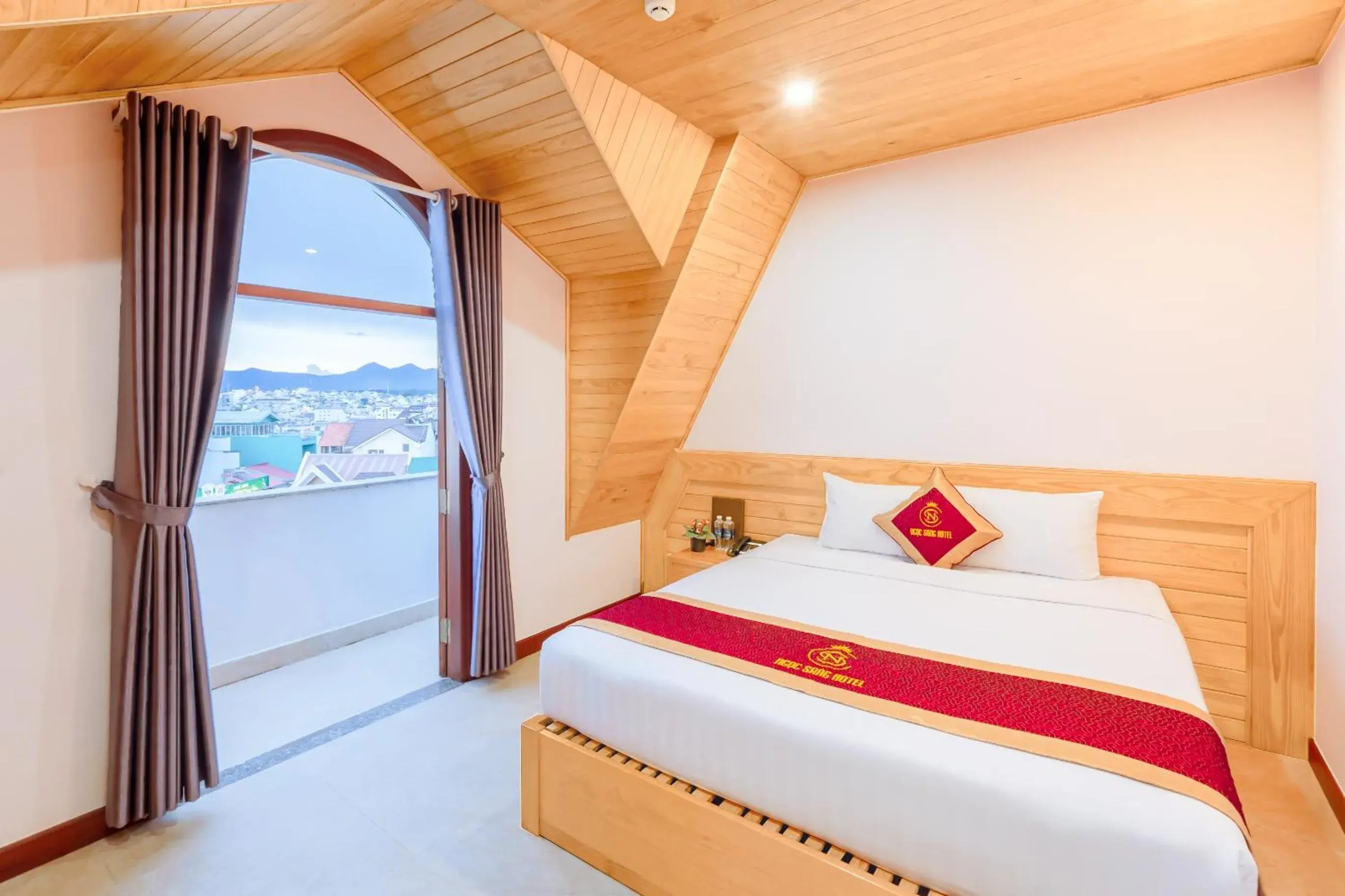 Double Room with Balcony in Ngọc Sang 1 Hotel Double Room with Balcony in Ngọc Sang 1 Hotel