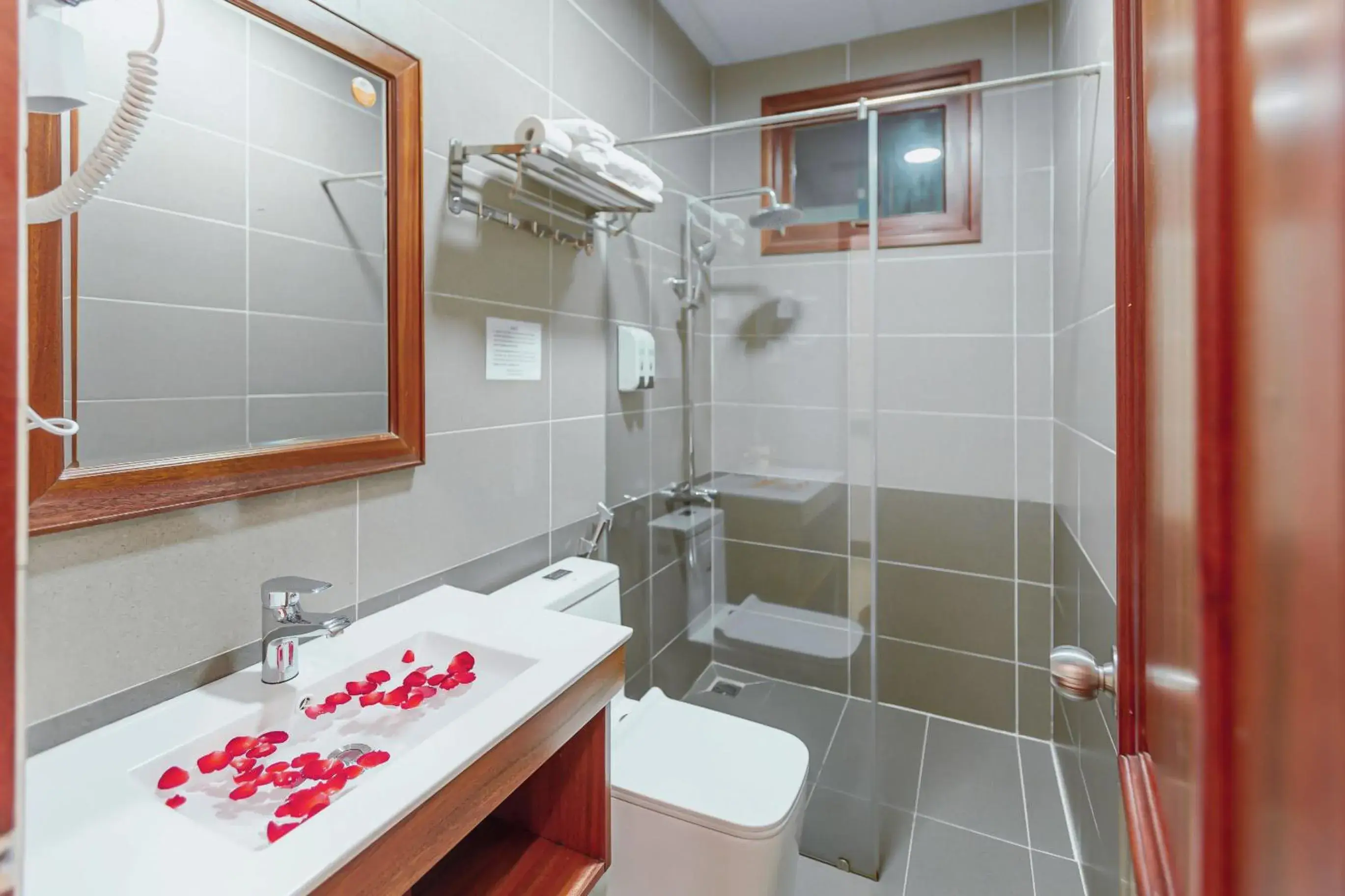 Superior Double Room in Ngọc Sang 1 Hotel Superior Double Room in Ngọc Sang 1 Hotel