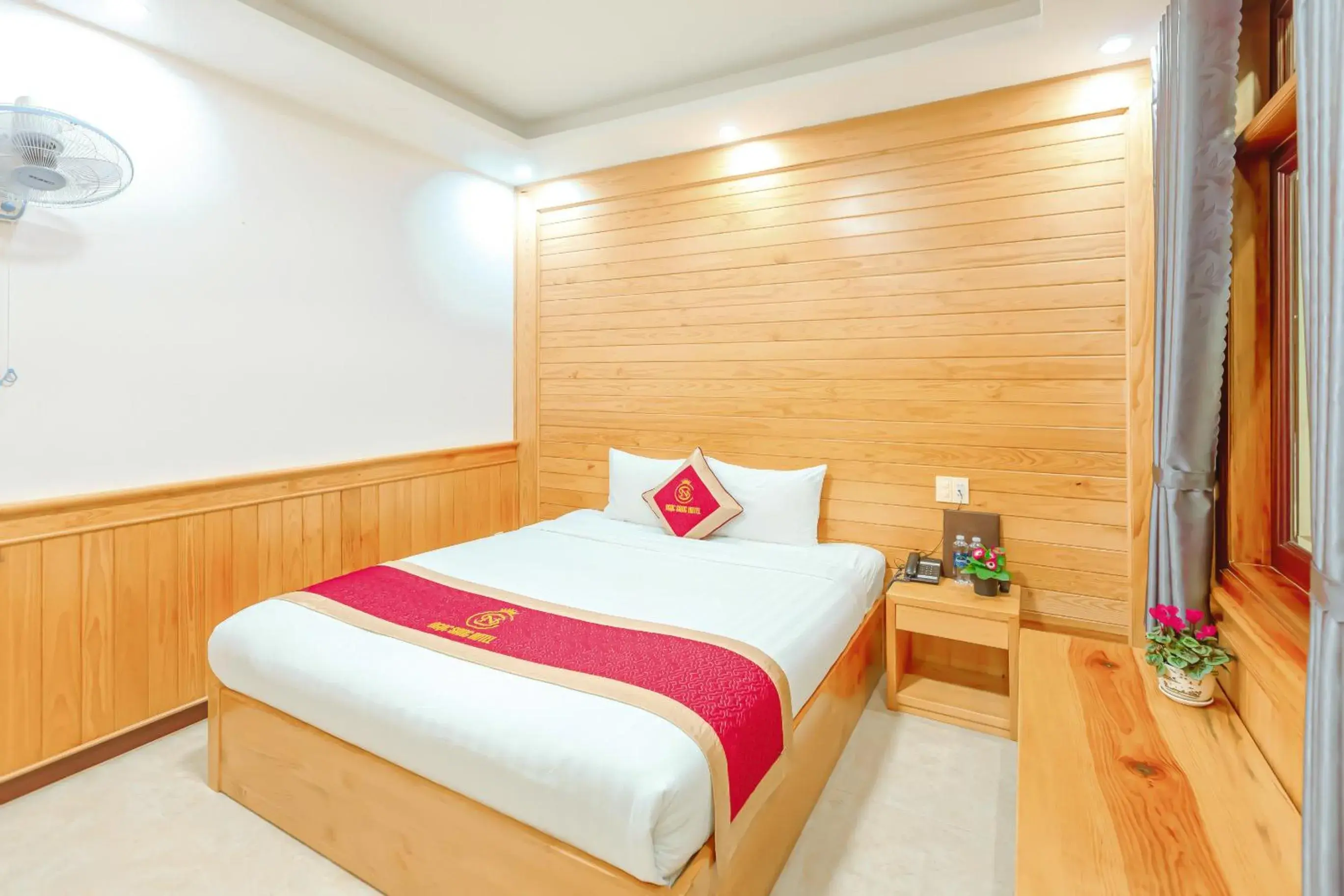 King Room with Balcony in Ngọc Sang 1 Hotel King Room with Balcony in Ngọc Sang 1 Hotel