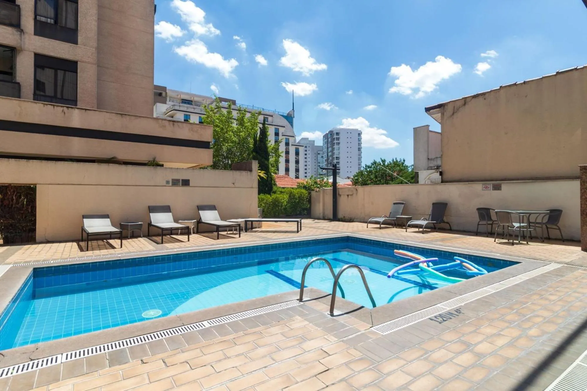 Swimming pool in LFlats no Hotel Aeroporto Congonhas