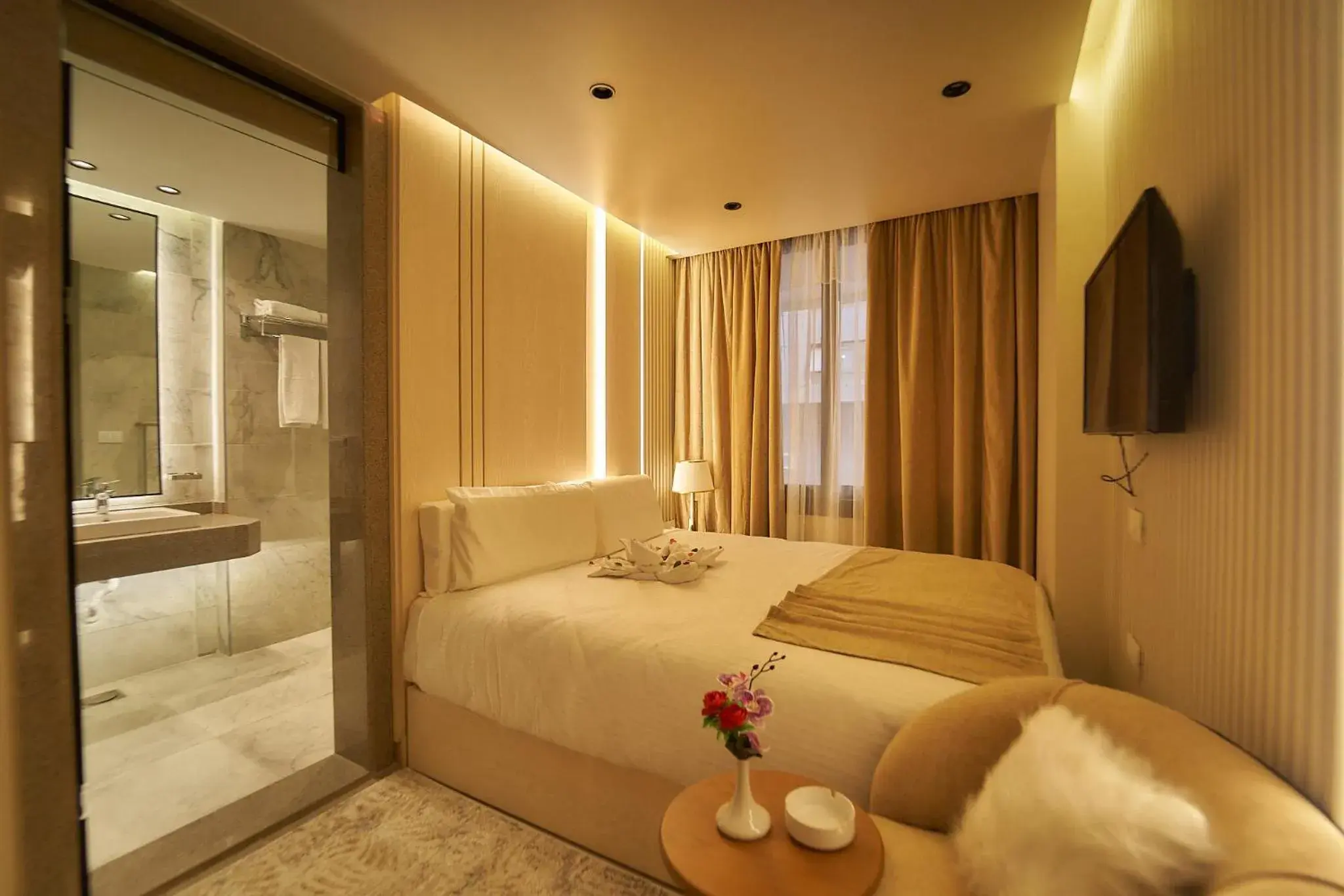 Small Double Room in Gold's Pyramids Hotel Small Double Room in Gold's Pyramids Hotel