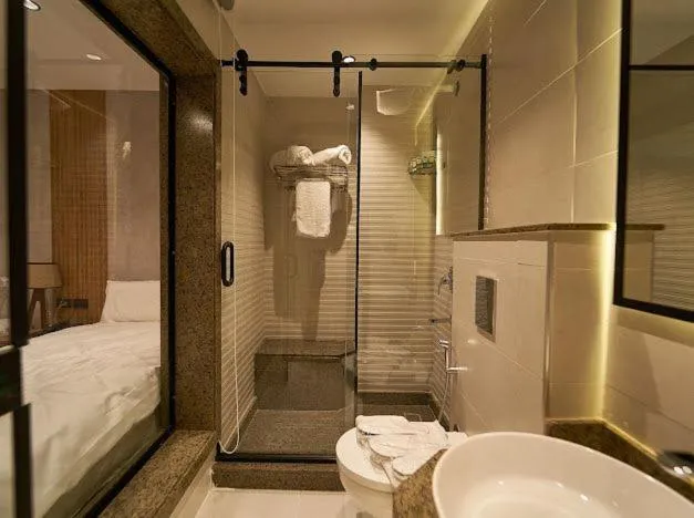 Bathroom, Bed in Gold's Pyramids Hotel