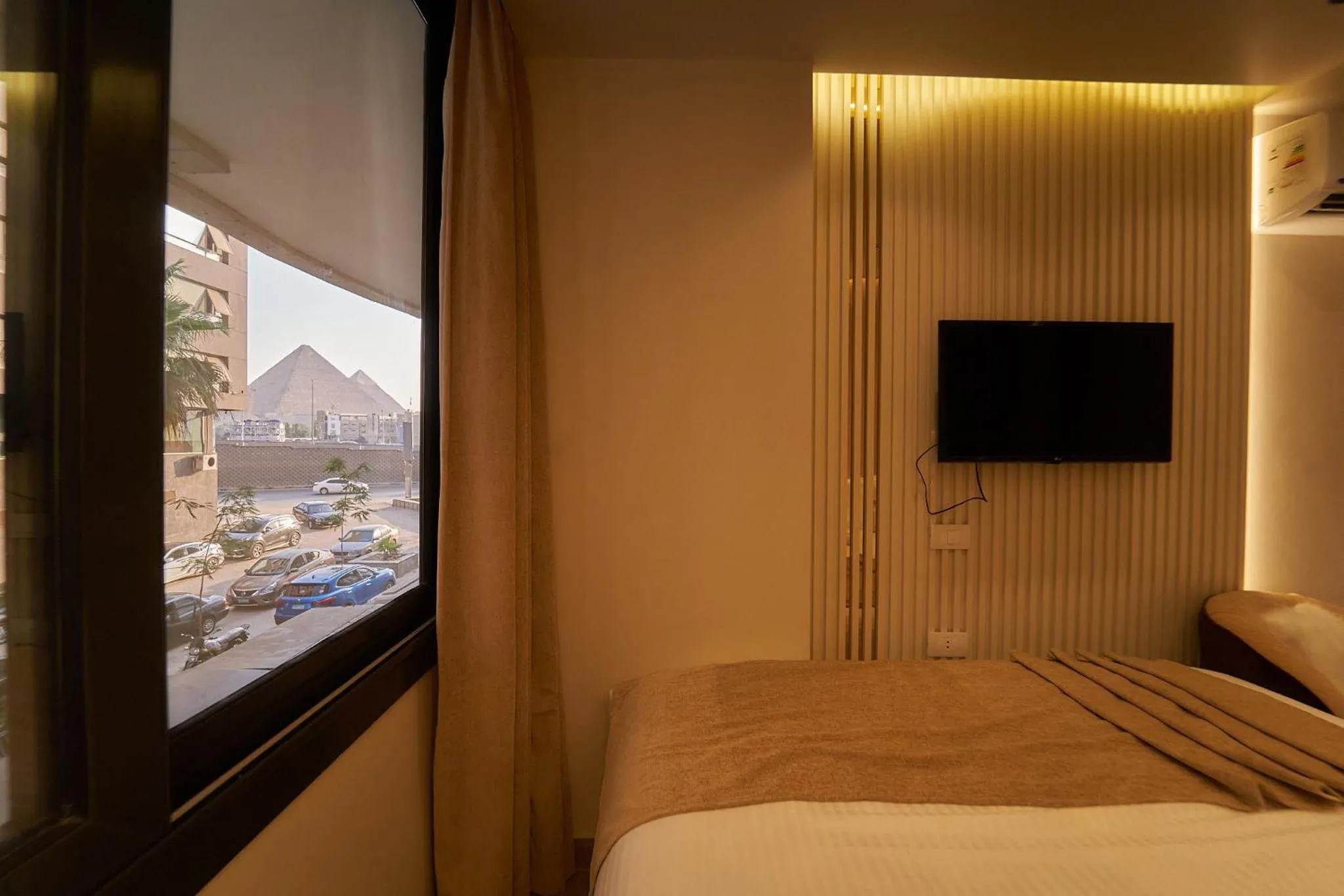 Communal lounge/ TV room, Bed in Gold's Pyramids Hotel