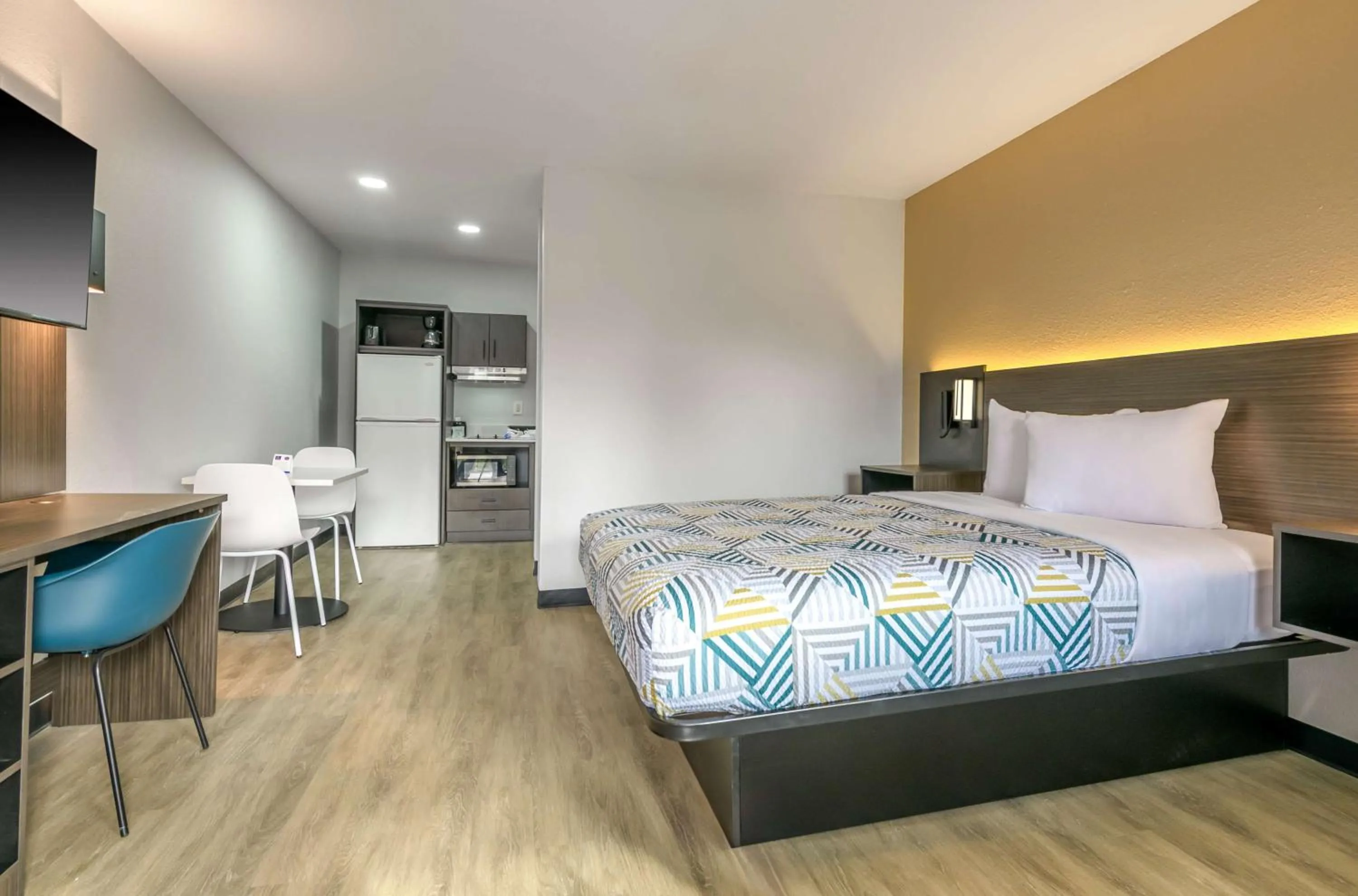 Bedroom, Bed in Studio 6 Columbus GA Columbus Airport