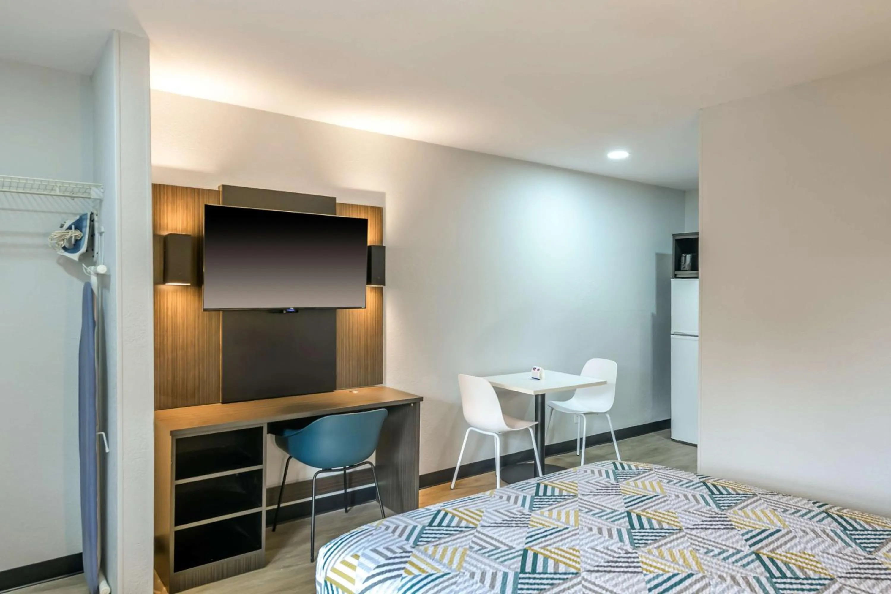 Bedroom, Bed in Studio 6 Columbus GA Columbus Airport