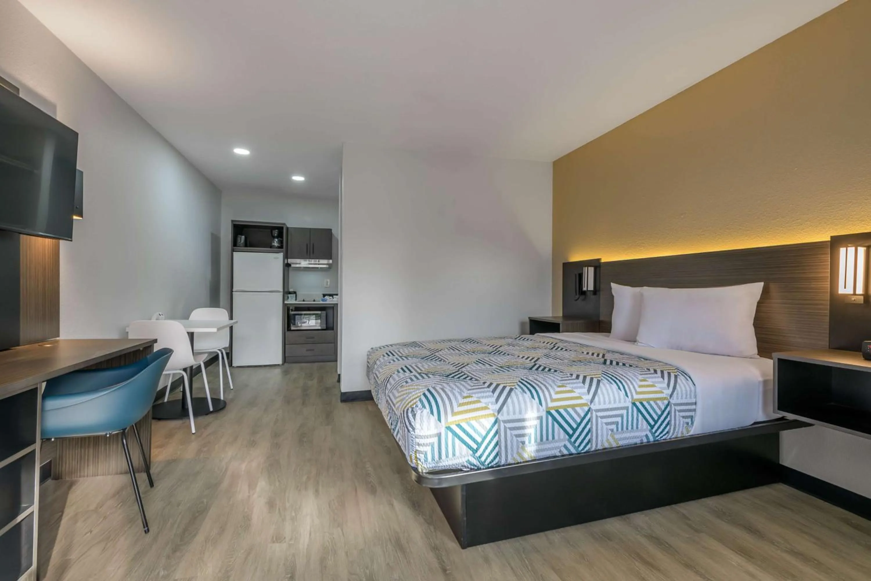 Bedroom, Bed in Studio 6 Columbus GA Columbus Airport