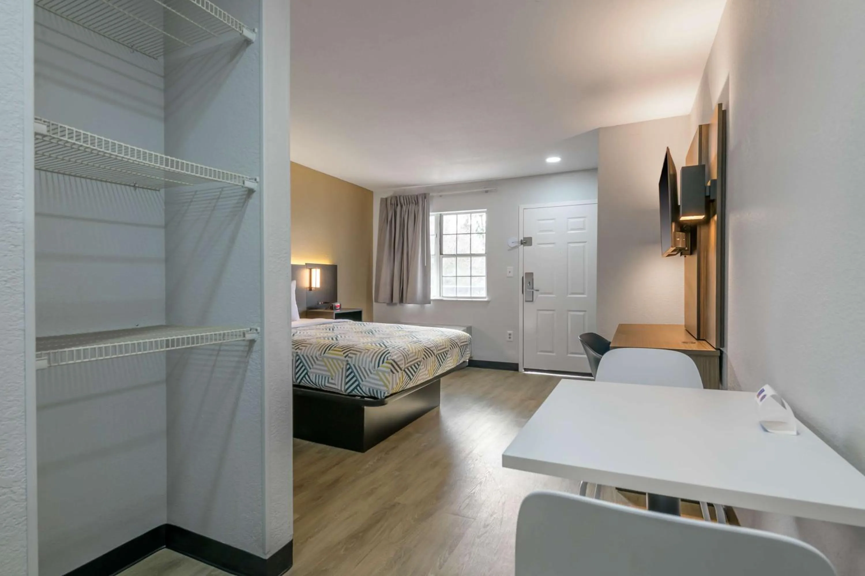 Bedroom, Bed in Studio 6 Columbus GA Columbus Airport