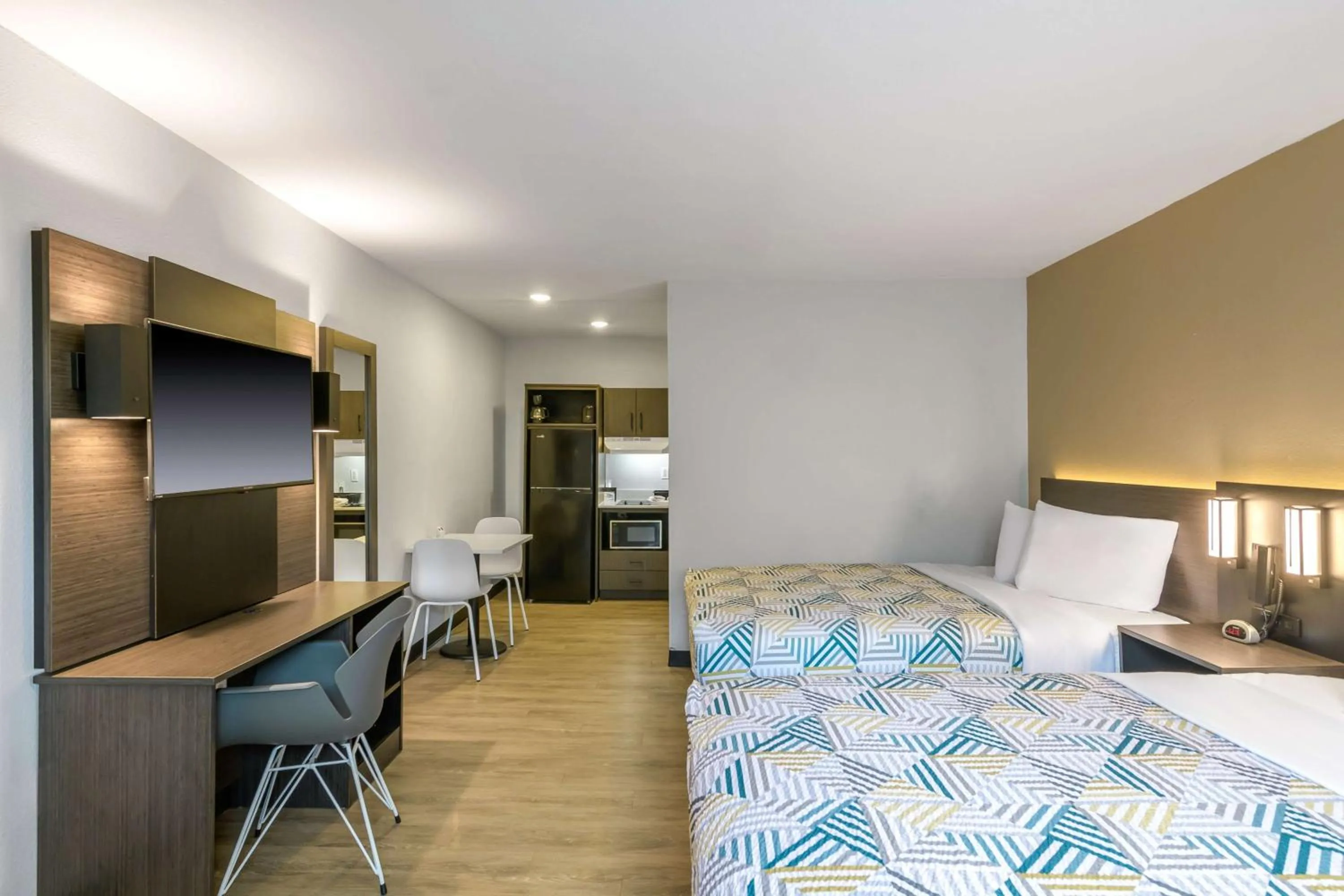 Photo of the whole room, Bed in Studio 6 Columbus GA Columbus Airport