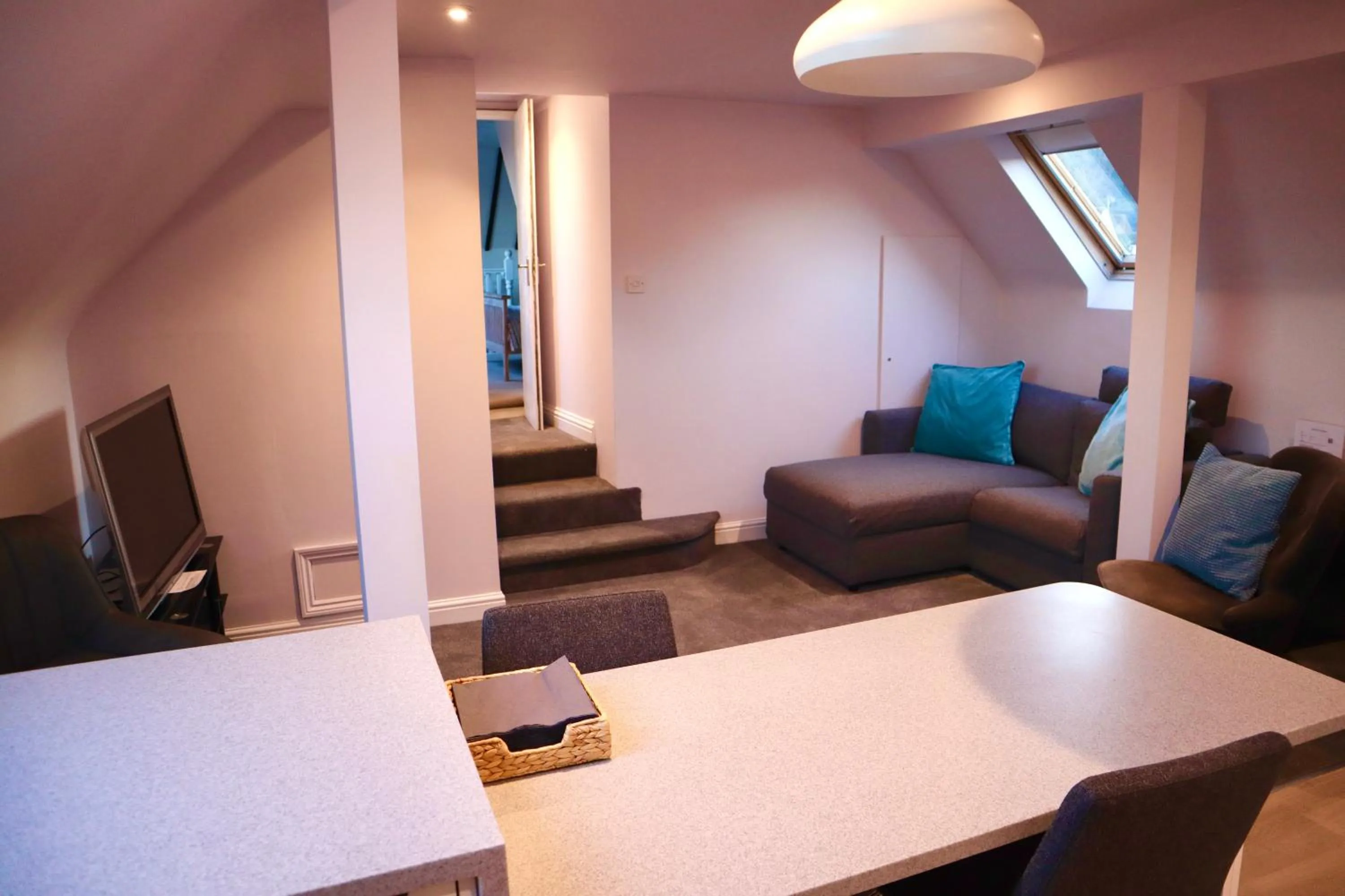 Photo of the whole room, Bed in Pound Corner