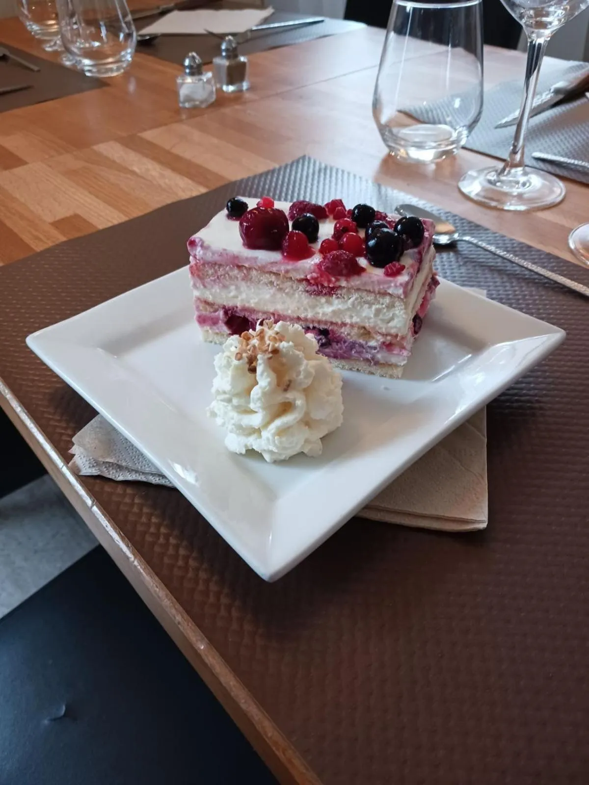 Restaurant/places to eat in CONTACT HOTEL LE BOIS SAUVAGE