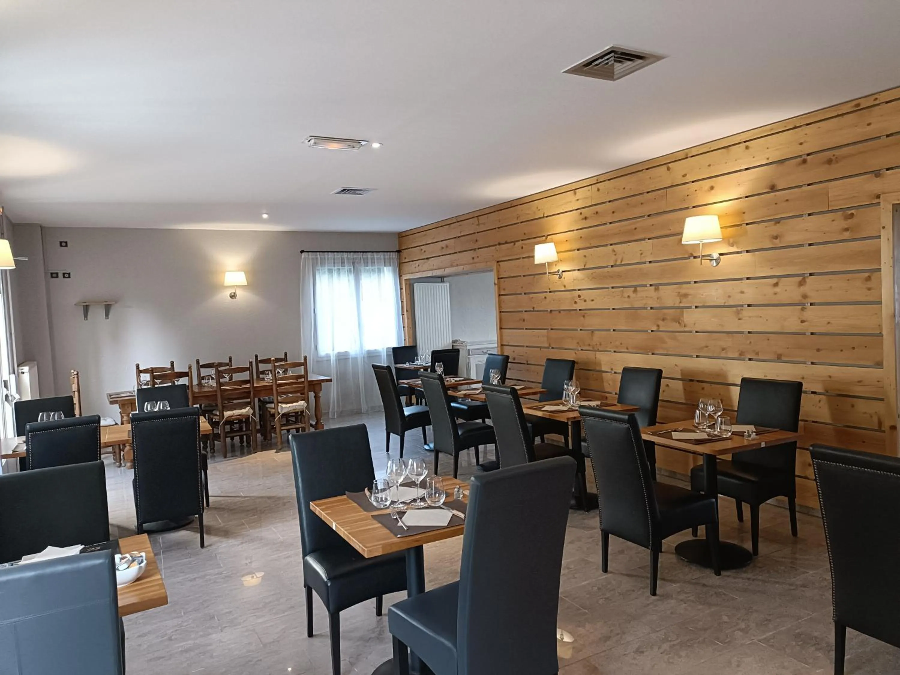 Restaurant/places to eat in CONTACT HOTEL LE BOIS SAUVAGE