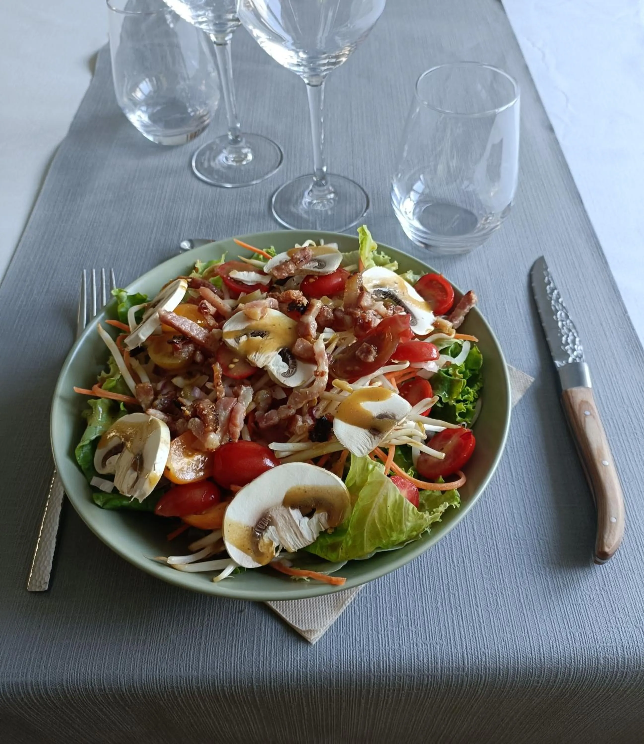 Restaurant/places to eat in CONTACT HOTEL LE BOIS SAUVAGE