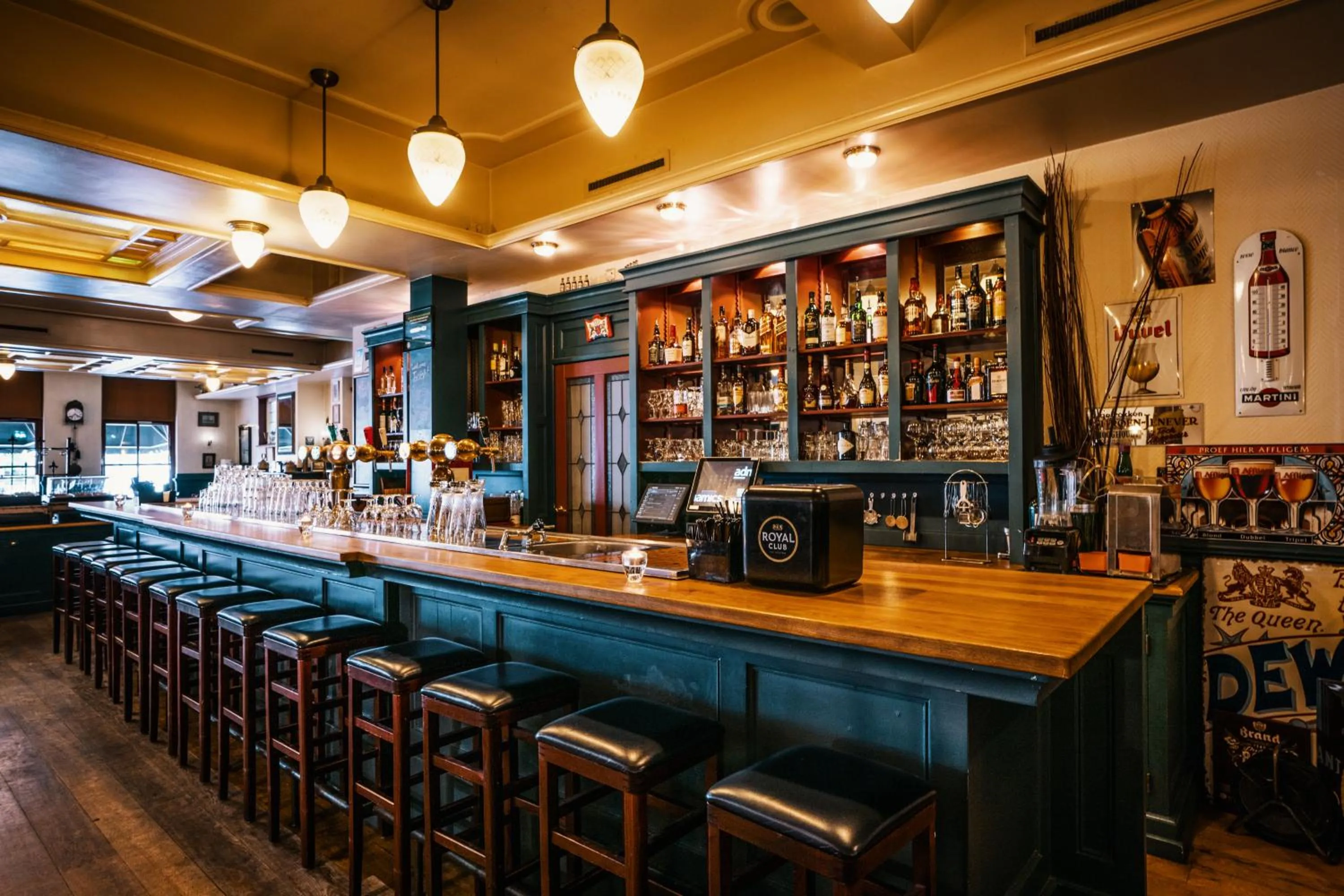 Restaurant/places to eat in Martini Hotel