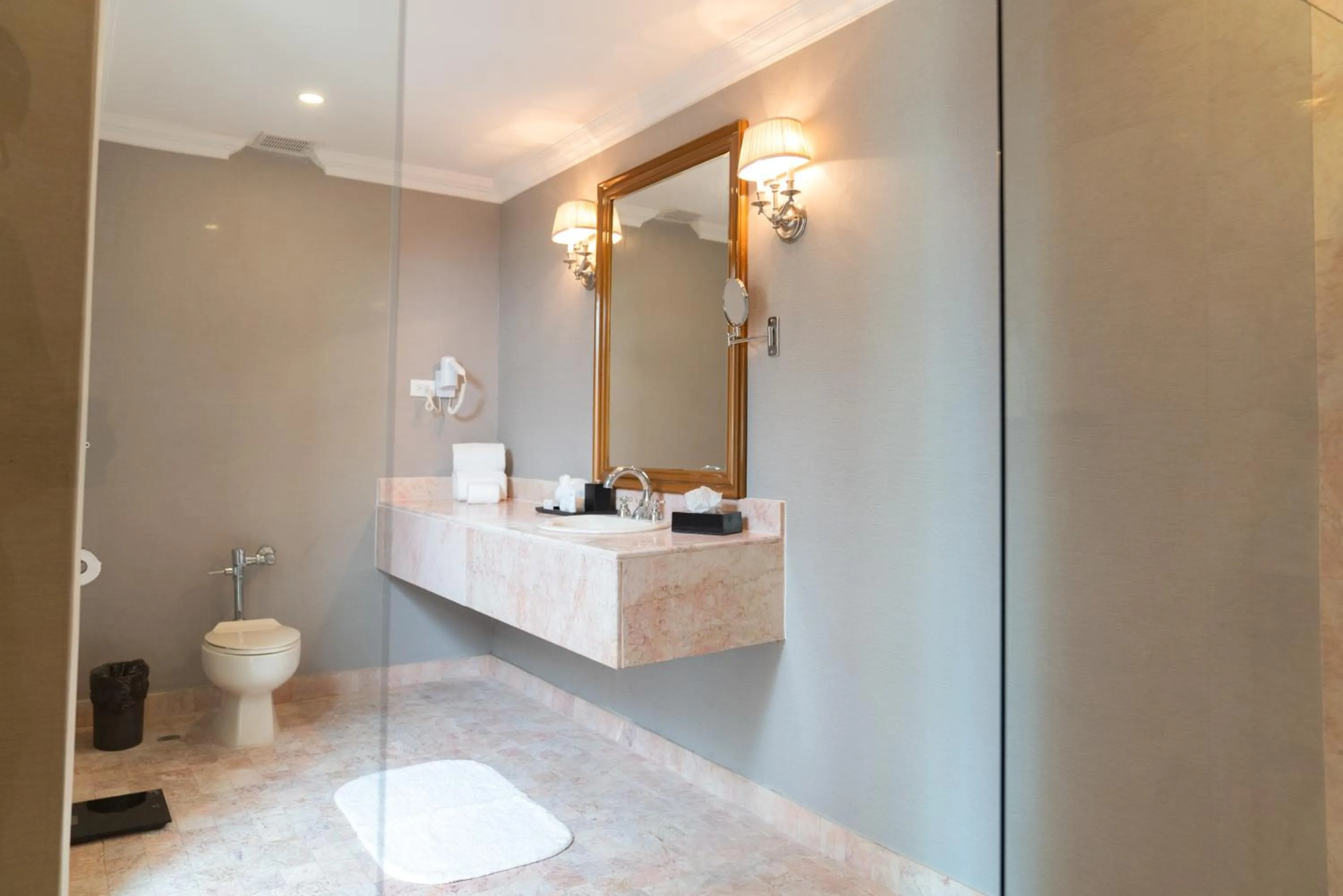 Bathroom in Waymore Hotel Spa & Casino