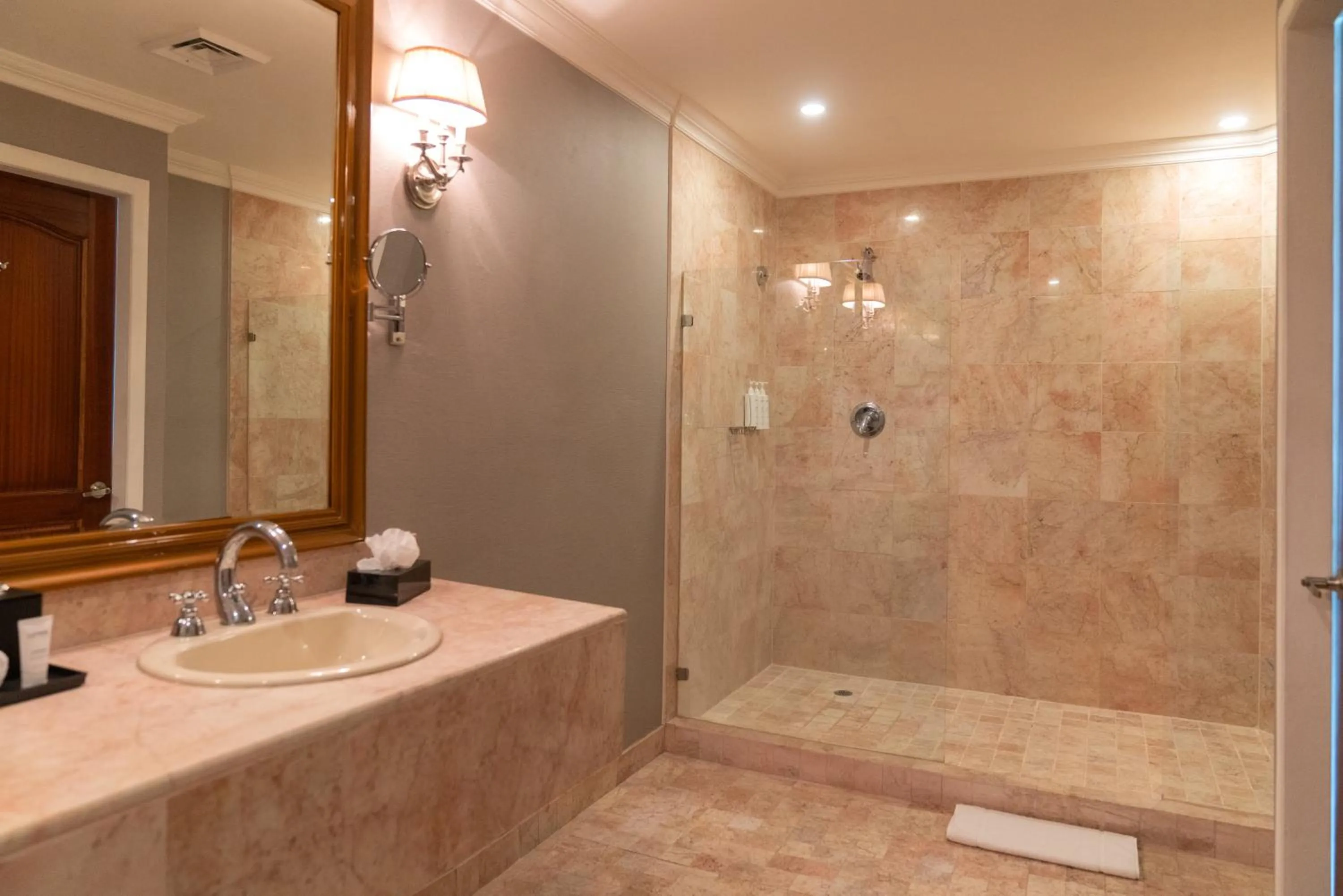 Bathroom in Waymore Hotel Spa & Casino