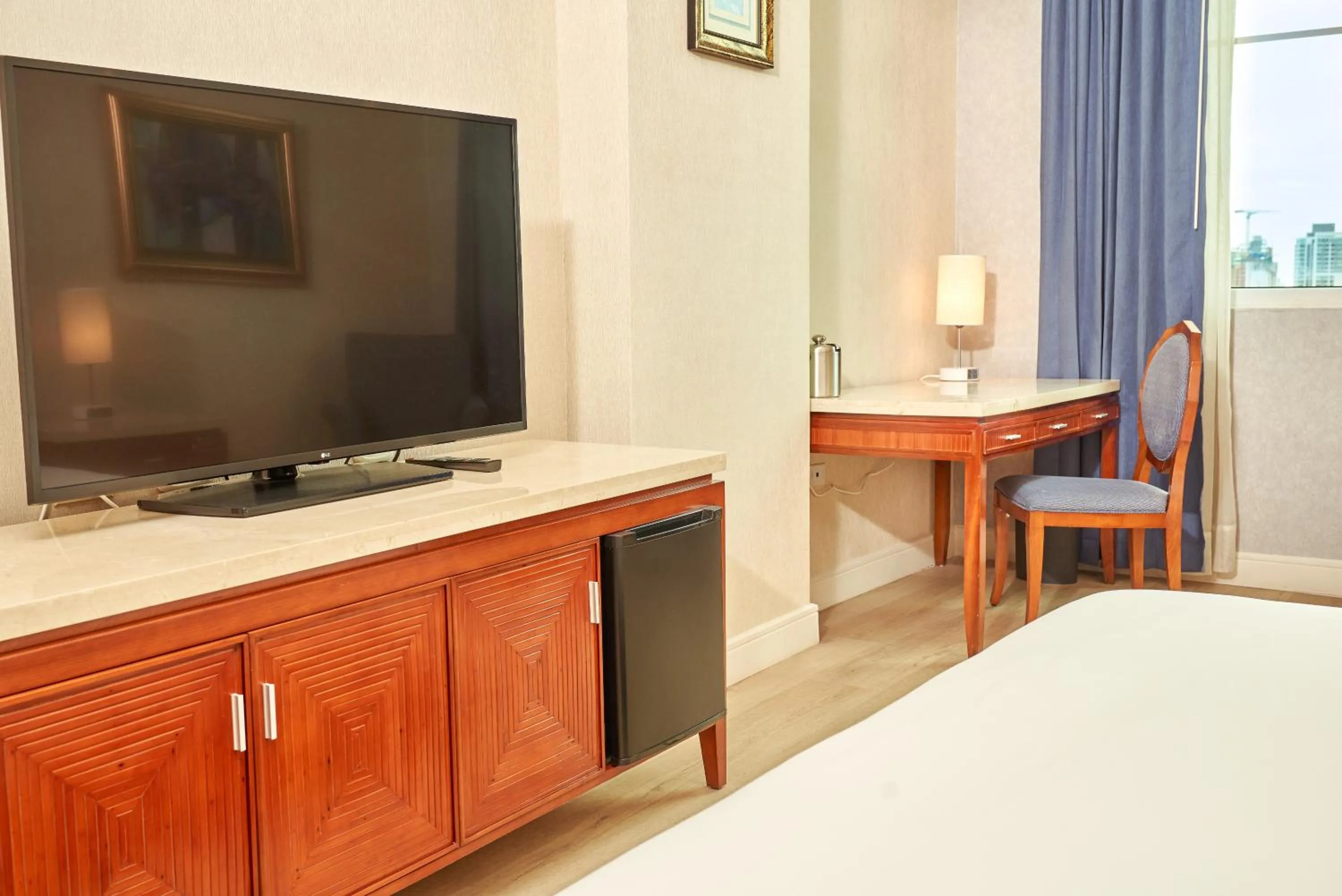 TV and multimedia, Bed in Waymore Hotel Spa & Casino