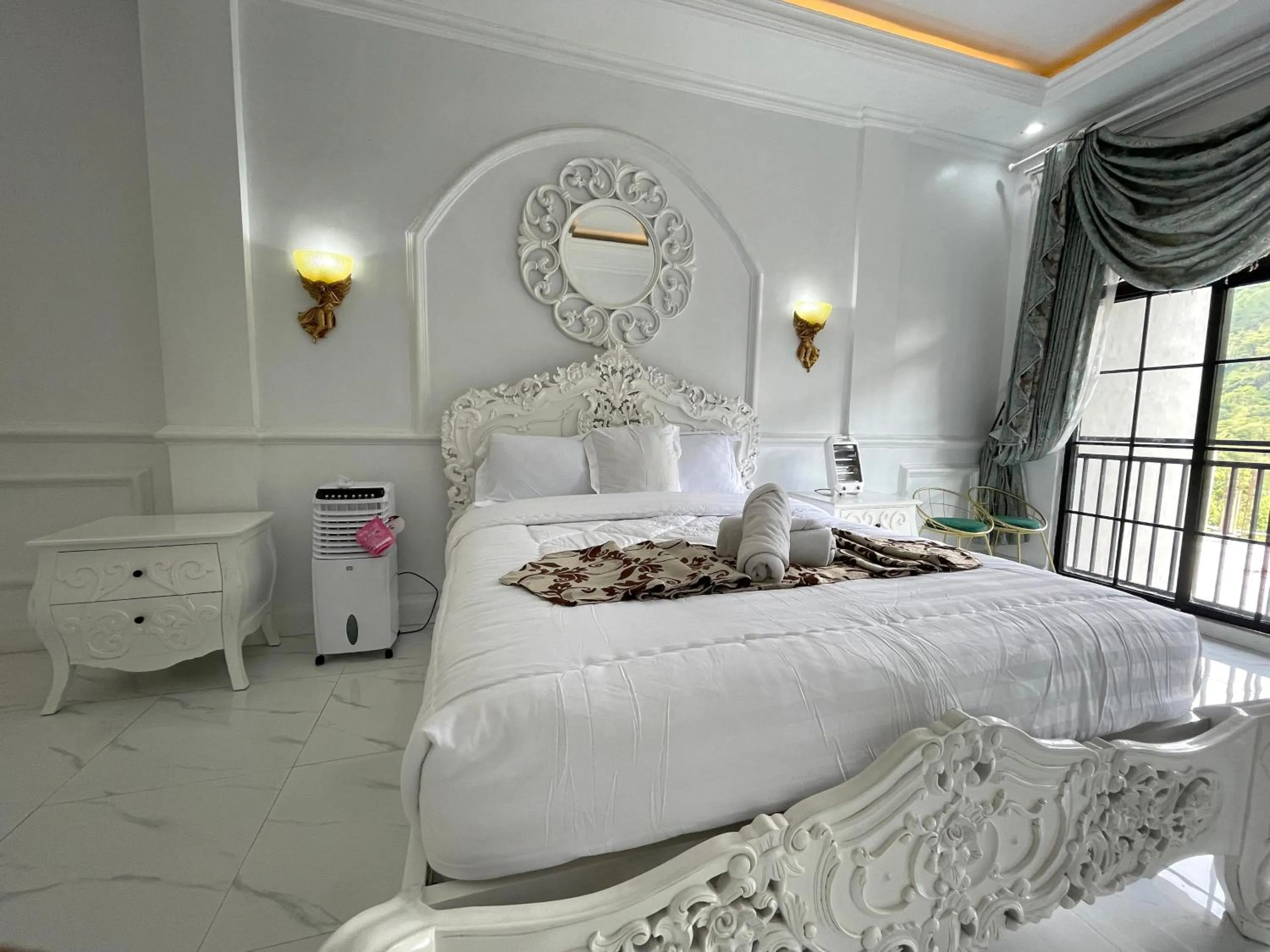 Bed in Casa Rani Hotel & Restaurant