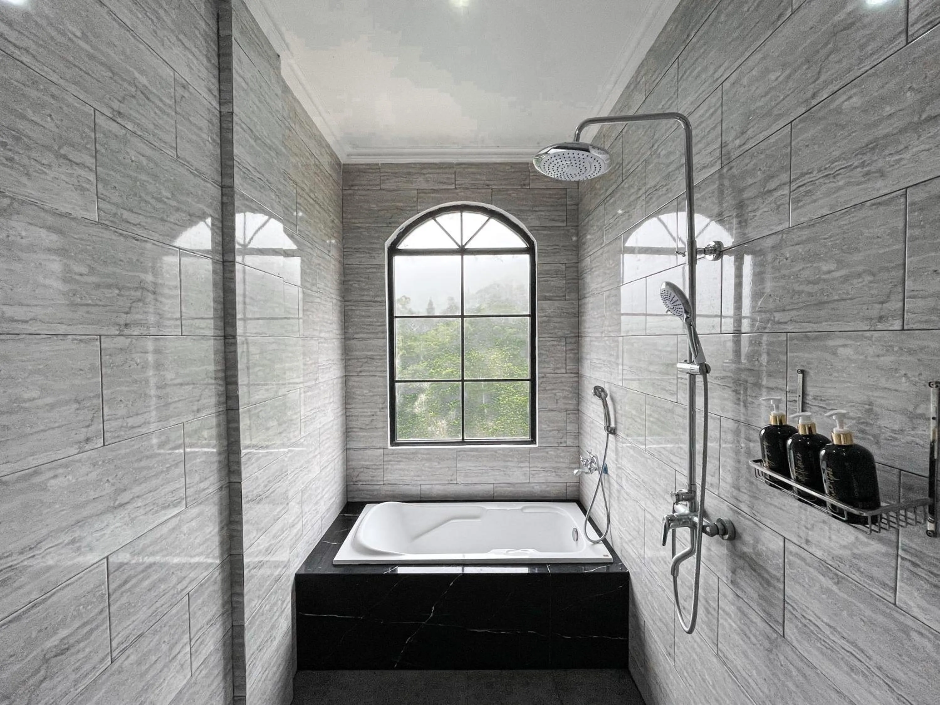 Shower, Bed in Casa Rani Hotel & Restaurant