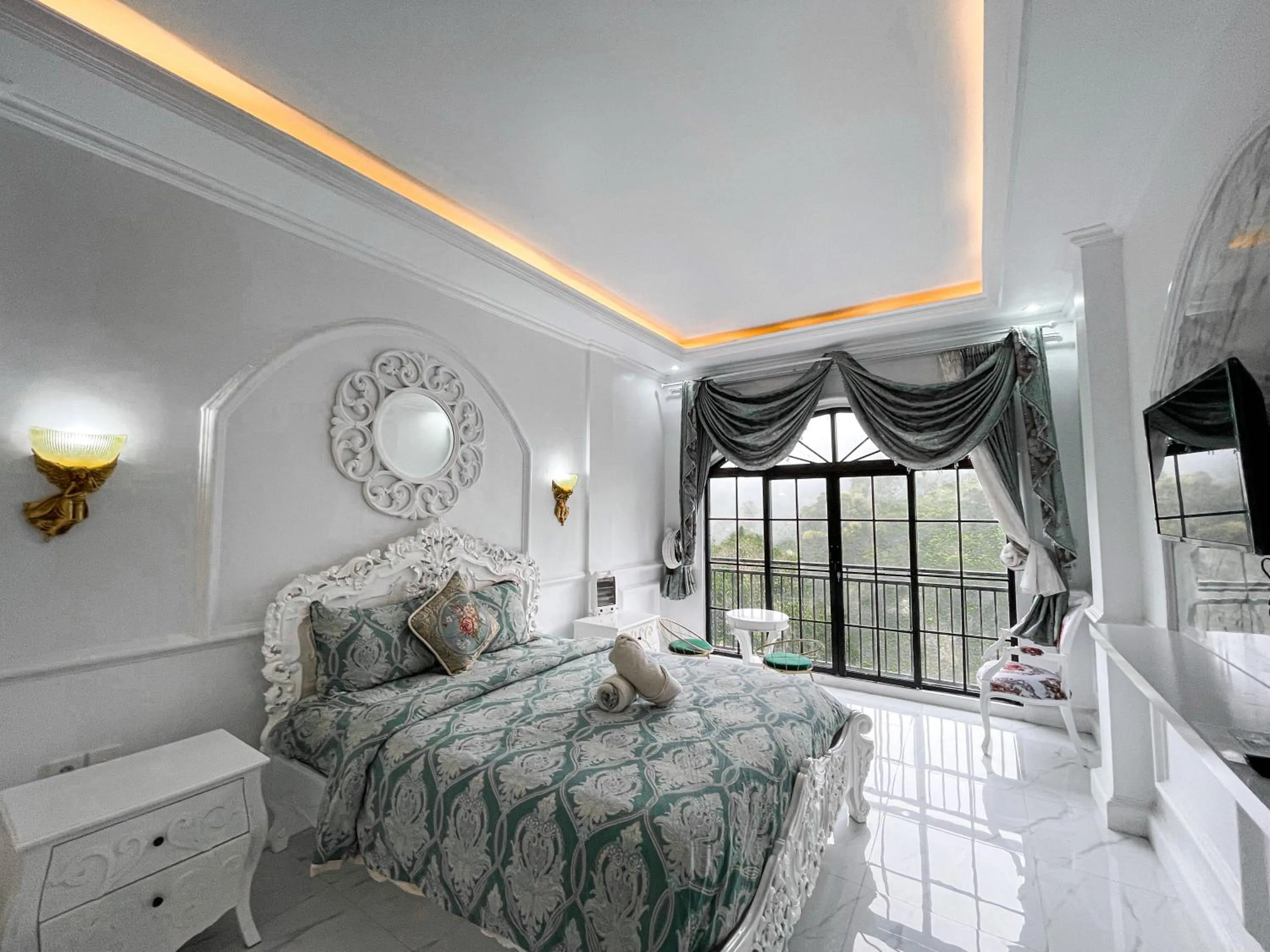 Bed in Casa Rani Hotel & Restaurant