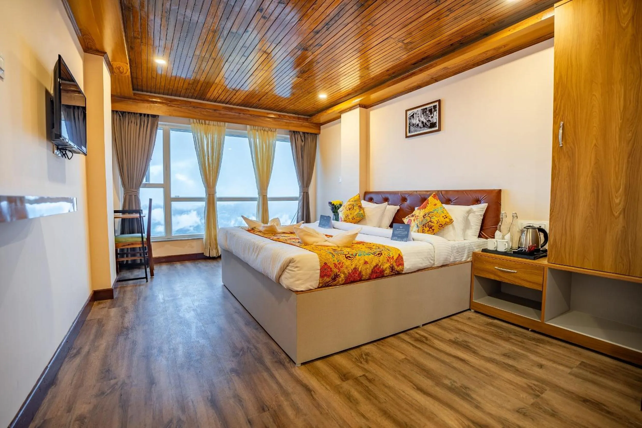 Bedroom, Bed in Muscatel Stardust - Chowrasta Mall Road