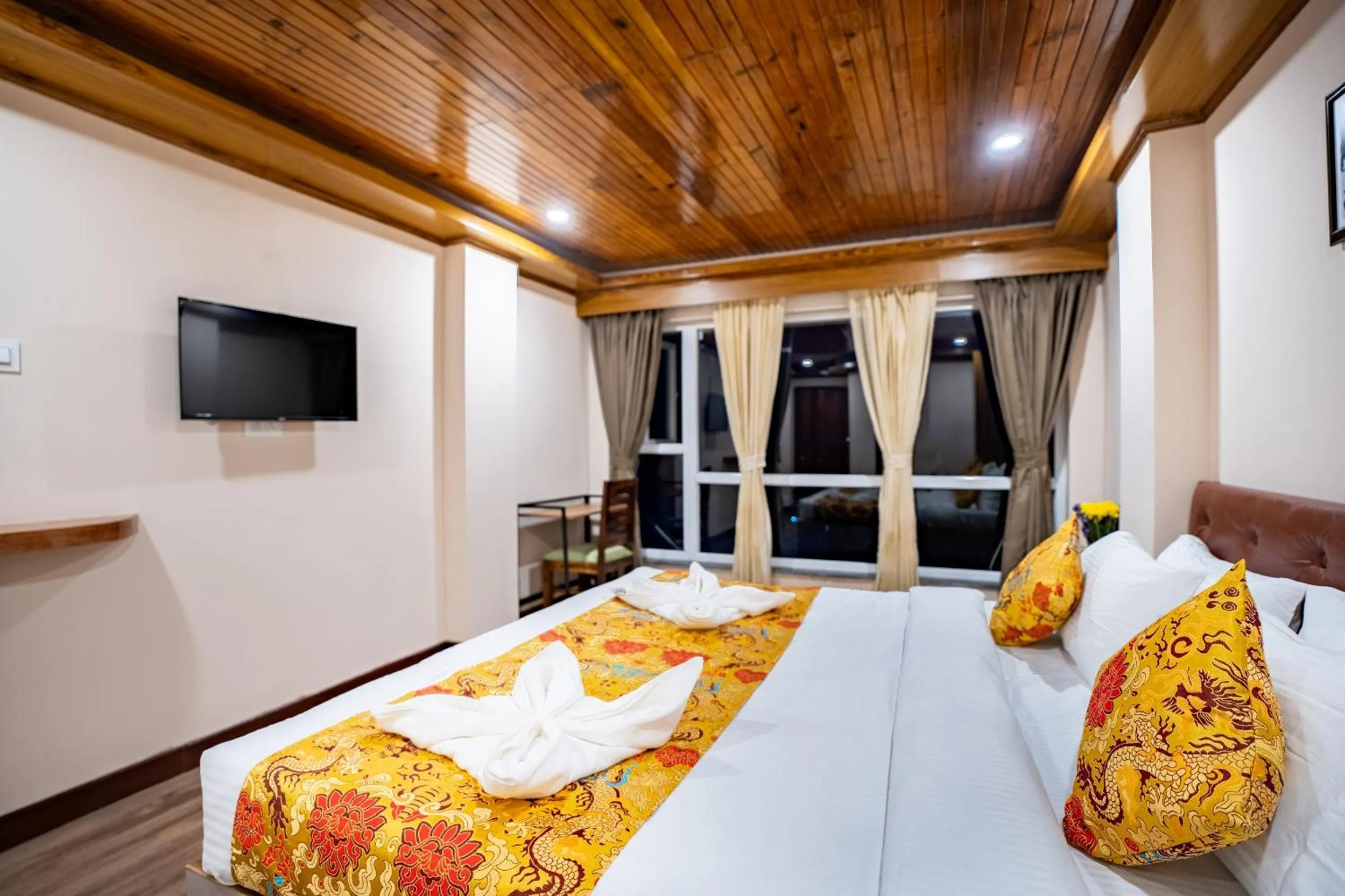 Bedroom, Bed in Muscatel Stardust - Chowrasta Mall Road