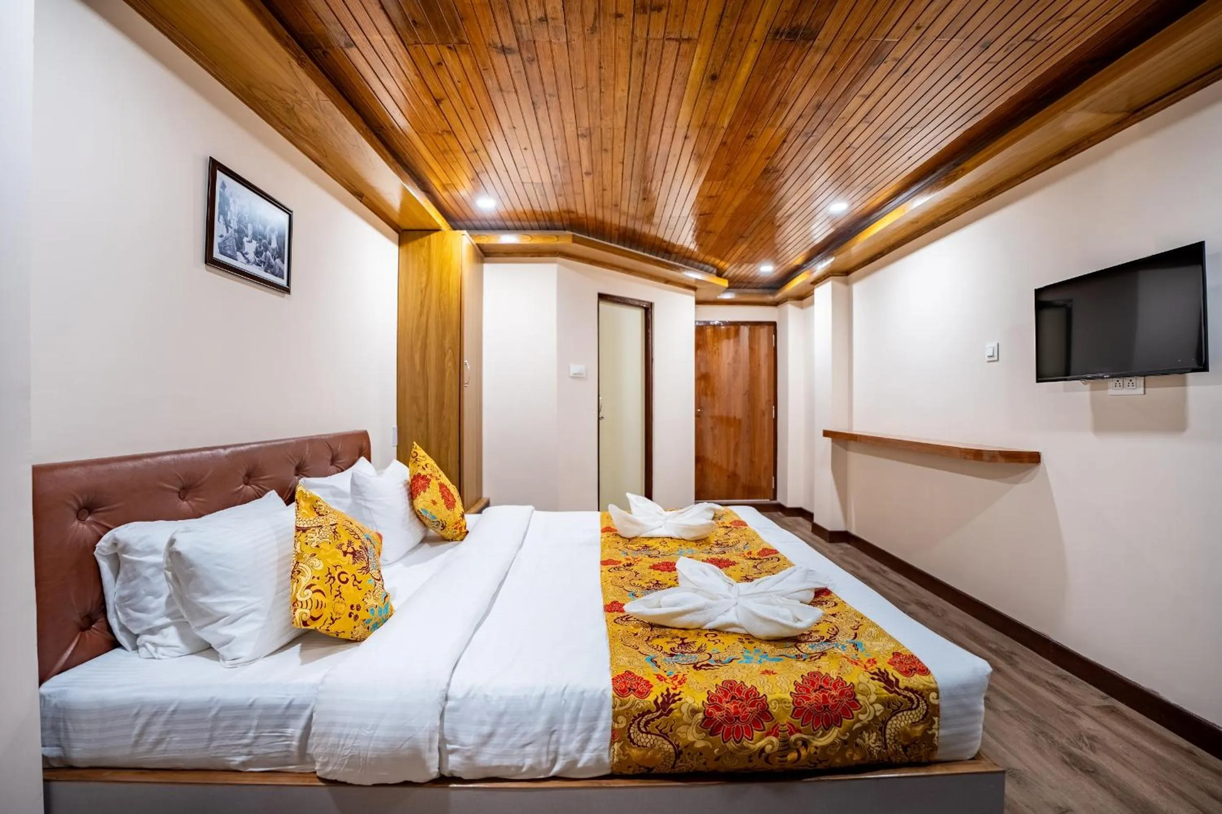 Bedroom, Bed in Muscatel Stardust - Chowrasta Mall Road