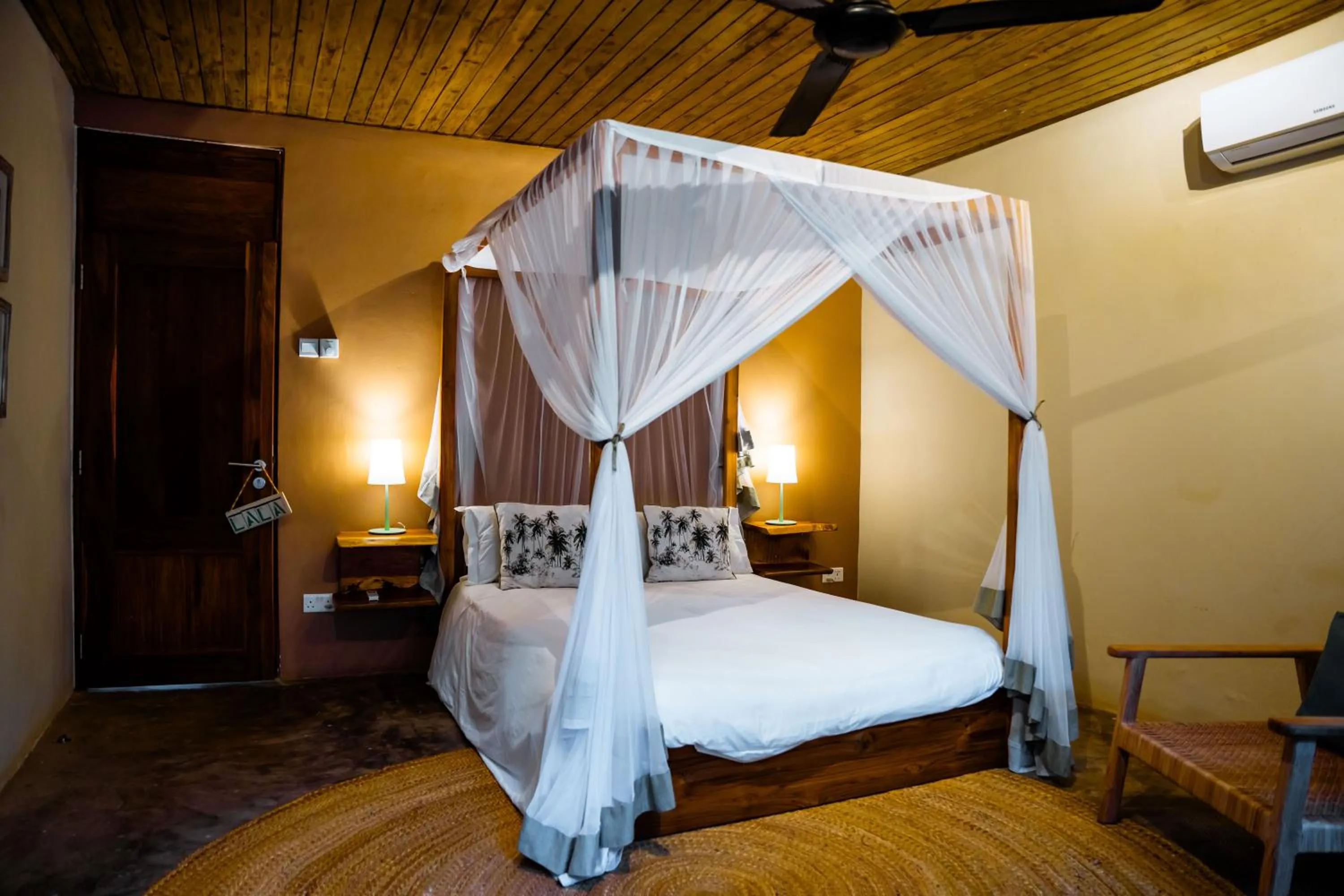 Bedroom, Bed in The Overhang