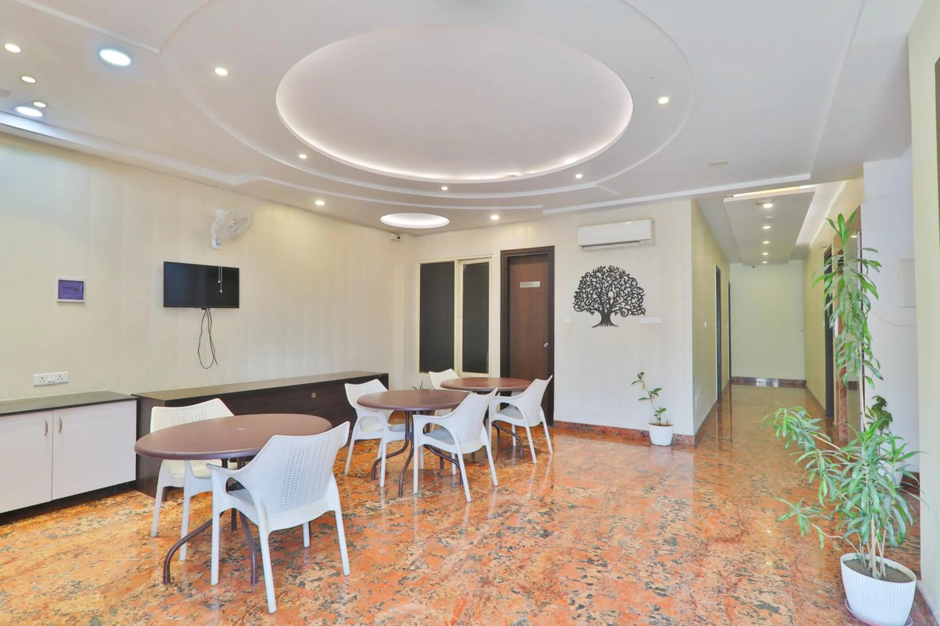 Communal lounge/ TV room in Hotel Aarya