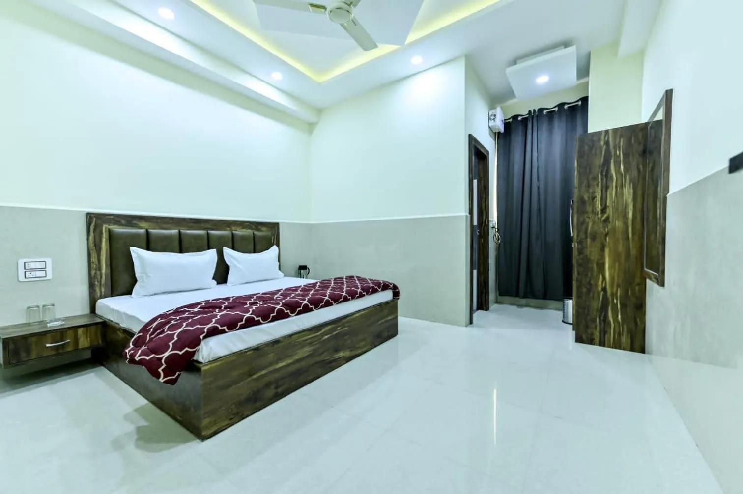 Bed in Royal Inn Jammu