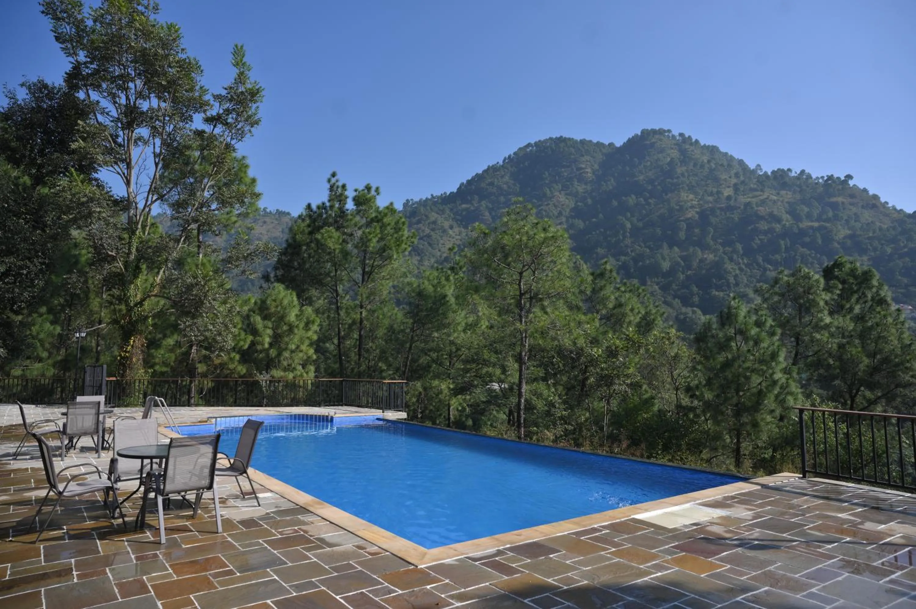 Swimming pool in Samsara Luxury Cottages & Spa, Chail Hills