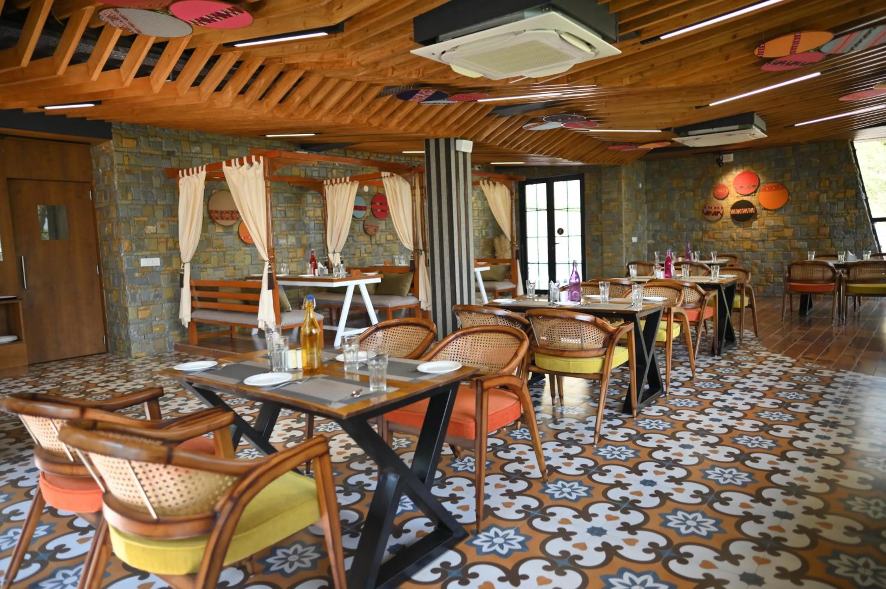 Restaurant/places to eat in Samsara Luxury Cottages & Spa, Chail Hills