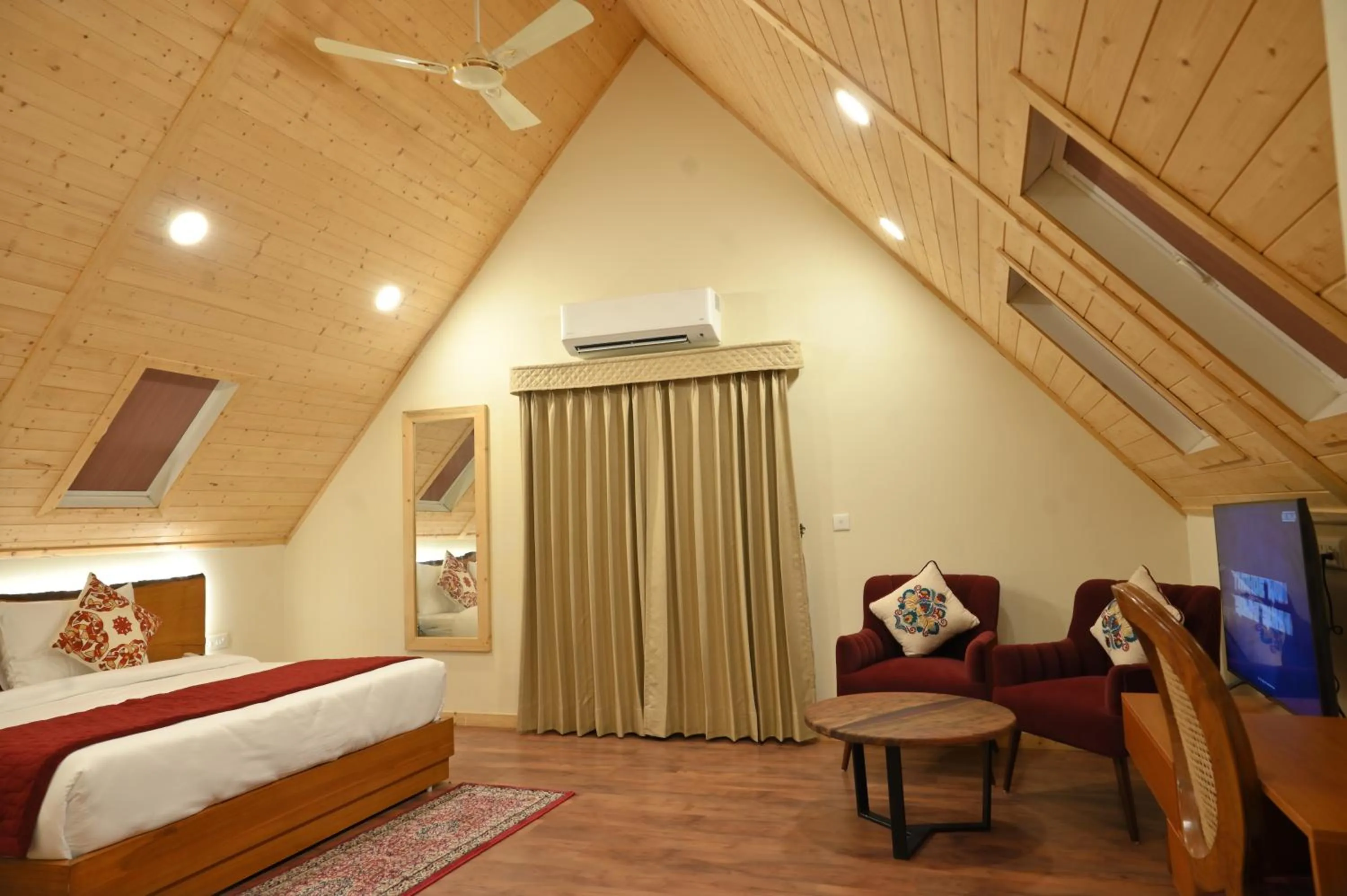 Photo of the whole room, Bed in Samsara Luxury Cottages & Spa, Chail Hills