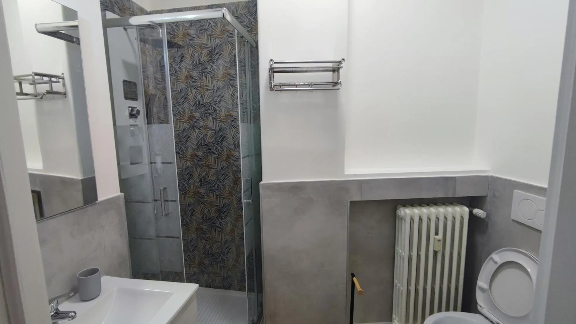 Shower in VATICAN GREEN GARDEN