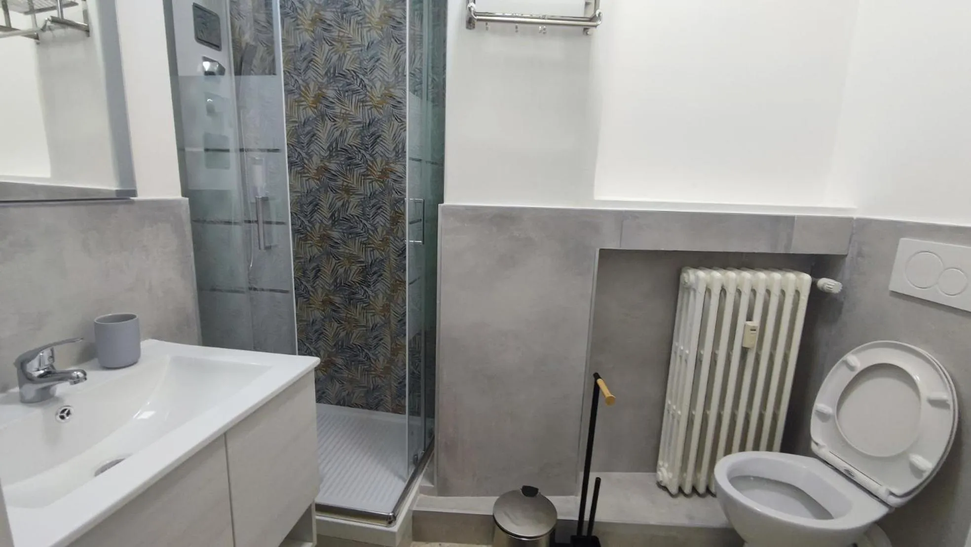 Shower in VATICAN GREEN GARDEN