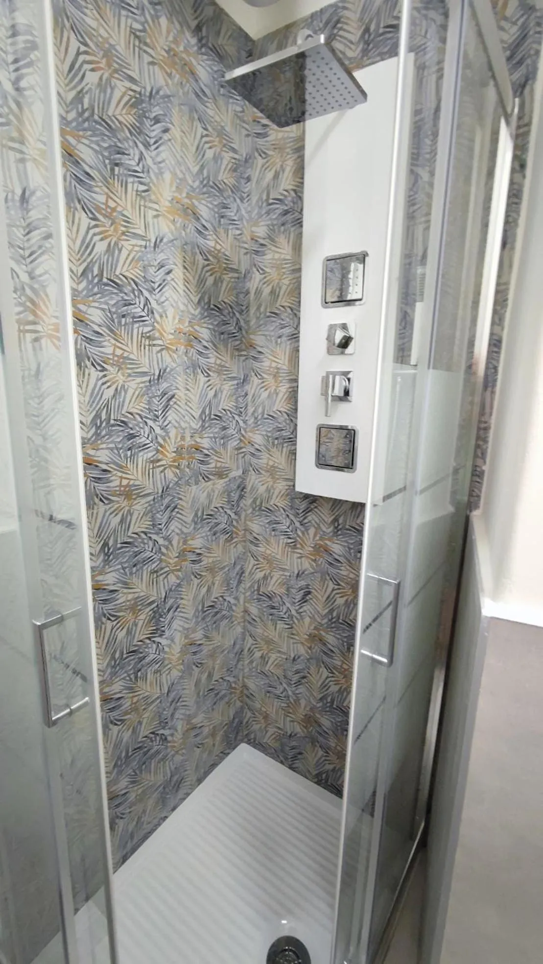 Shower in VATICAN GREEN GARDEN