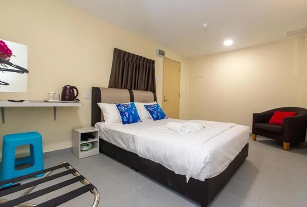 Bed in Southern Tip Hotel - City & 100m walk to McDonald's & FREE DOBI