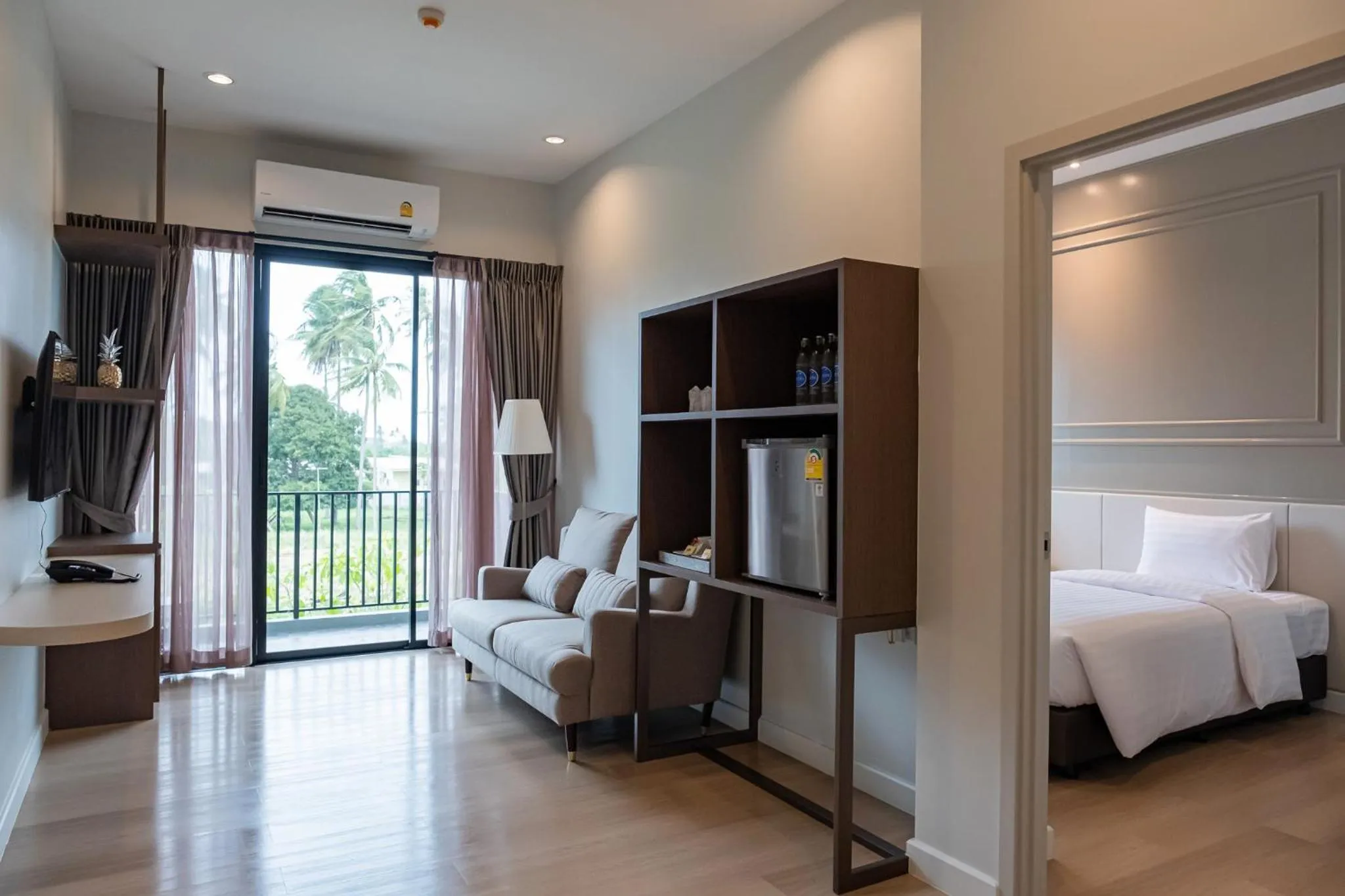 Living room, Bed in Wellington Hotel Prachuapkhirikhan