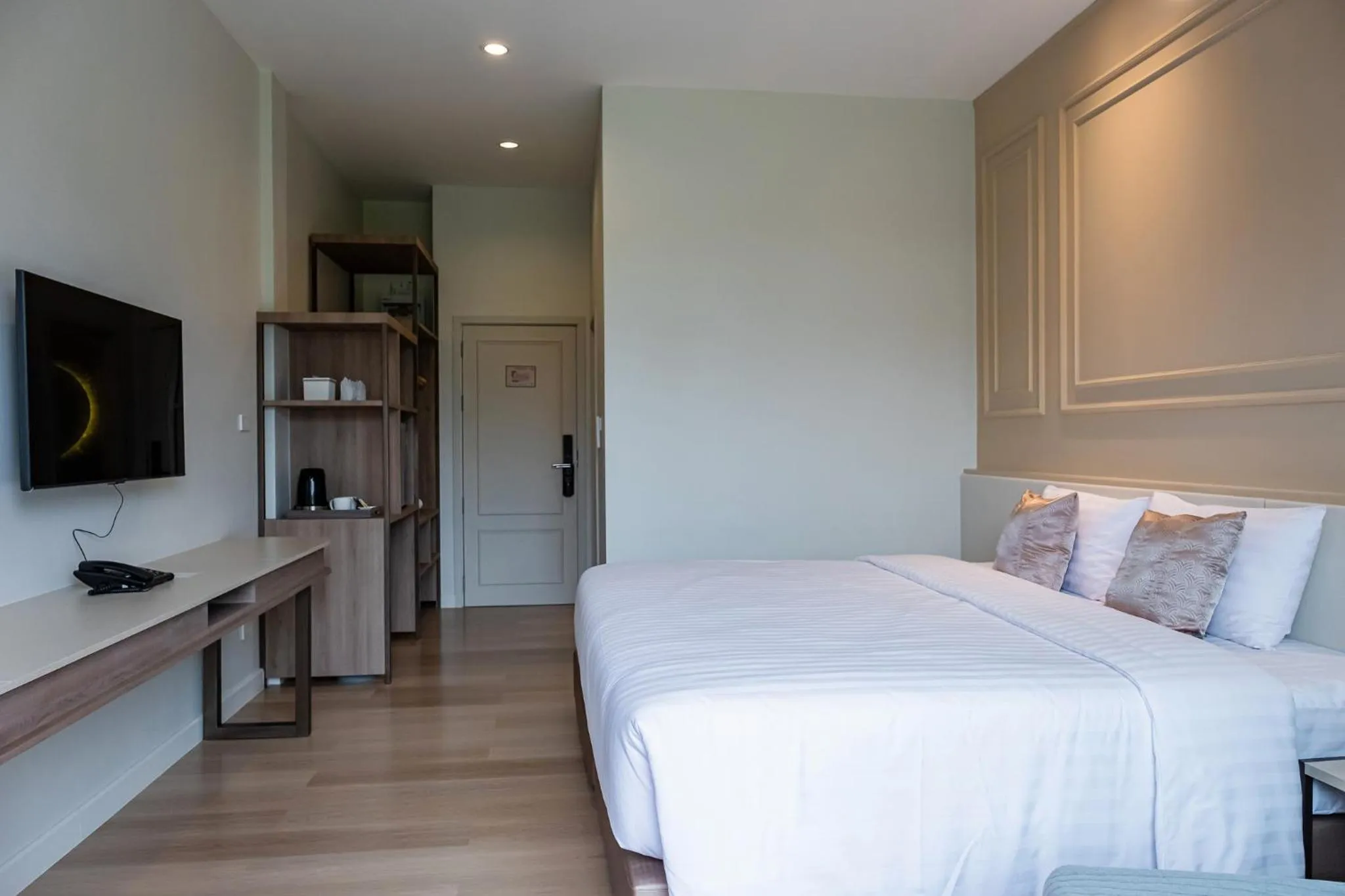 TV and multimedia, Bed in Wellington Hotel Prachuapkhirikhan