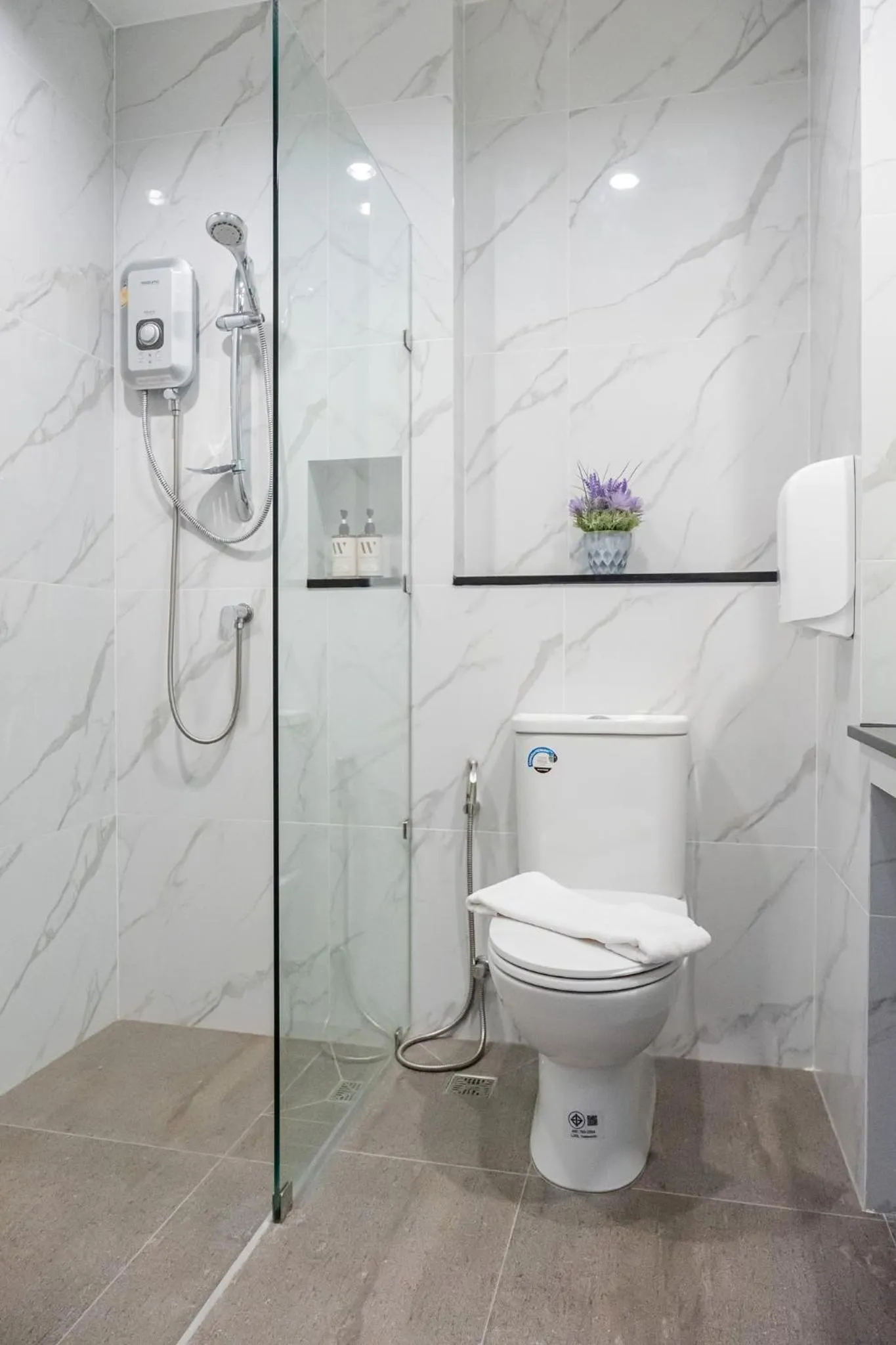 Shower in Wellington Hotel Prachuapkhirikhan