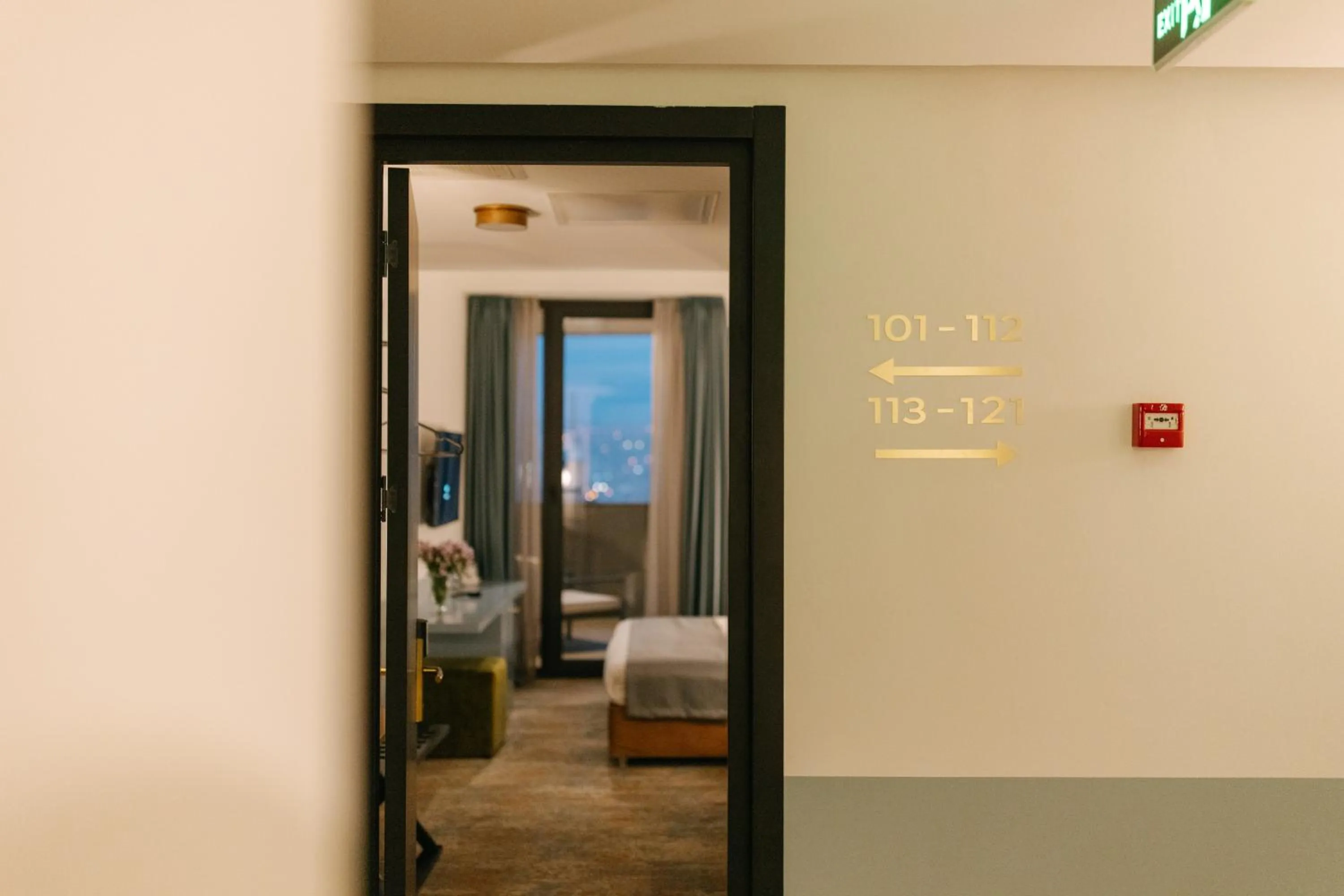 Text overlay, Bed in Castor & Pollux Hotel