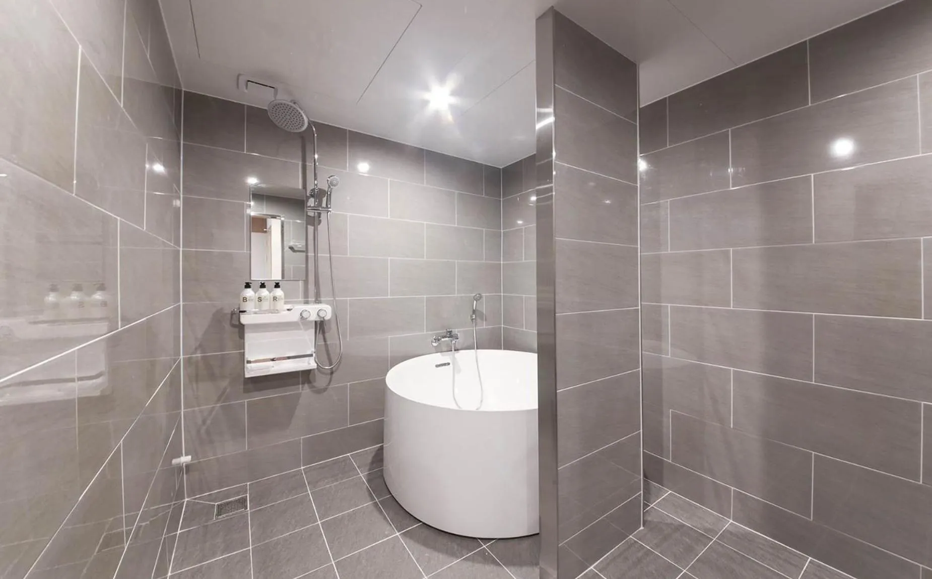 Shower in H Avenue Hotel in Gyeongju