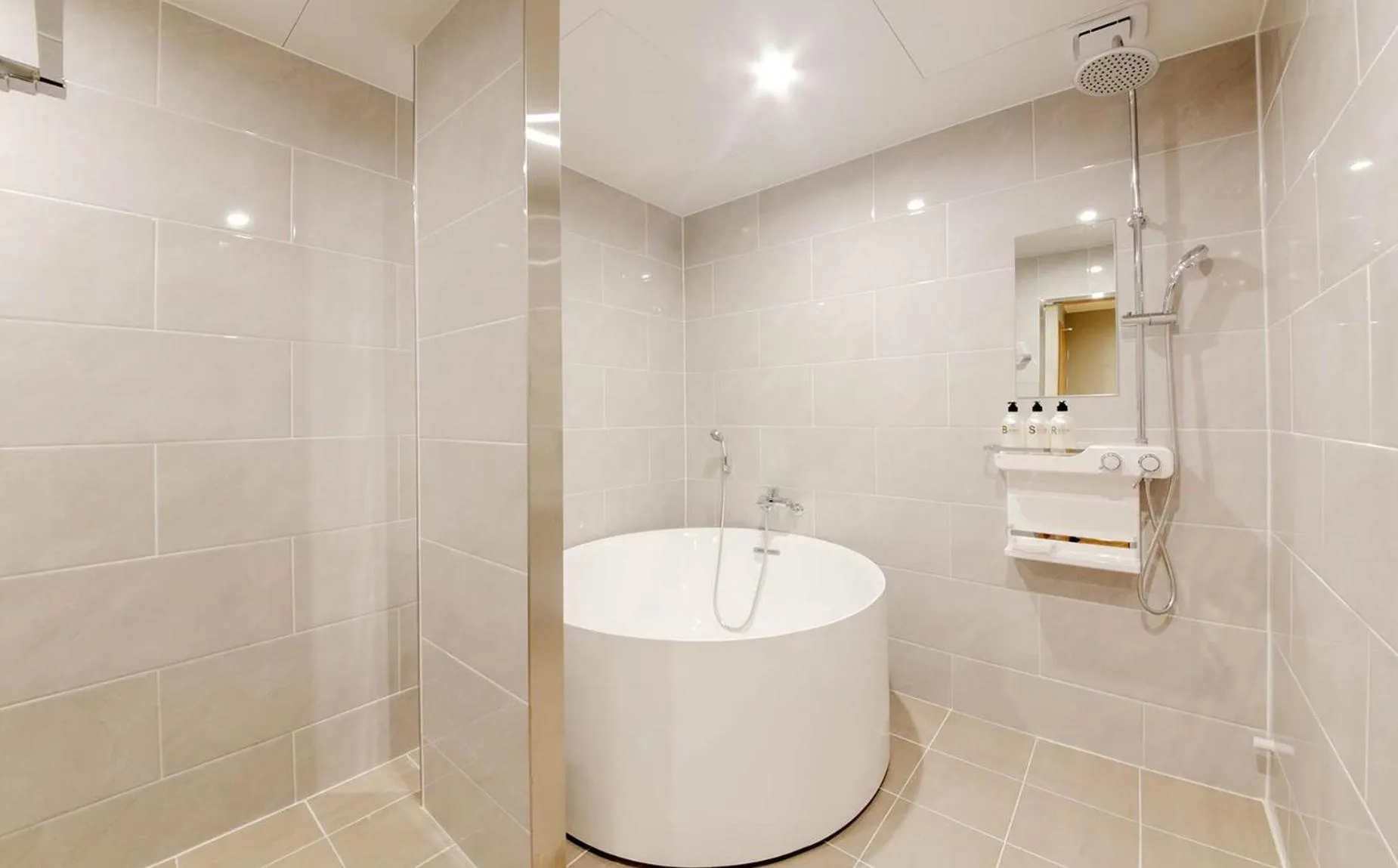 Shower in H Avenue Hotel in Gyeongju