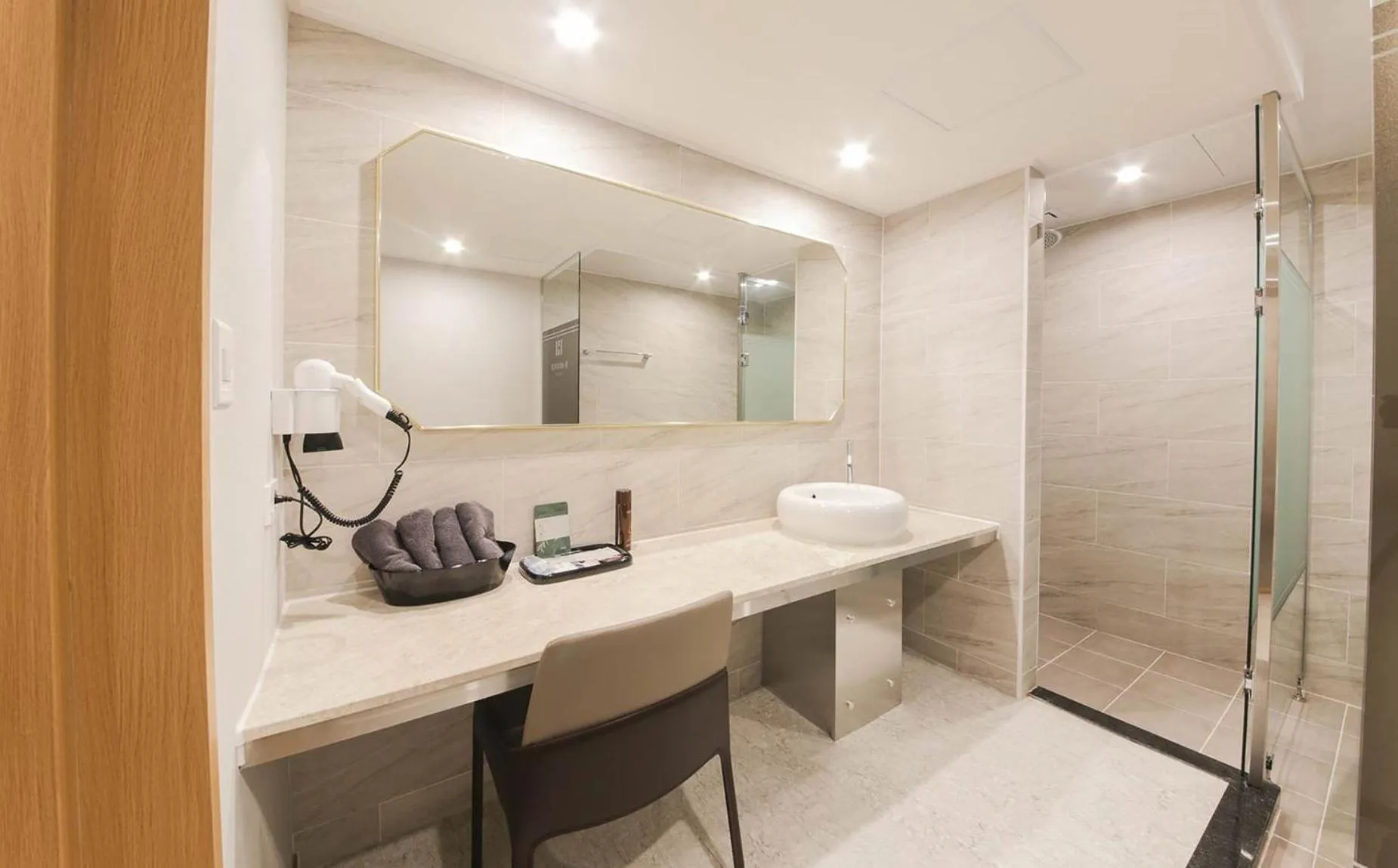 Shower in H Avenue Hotel in Gyeongju
