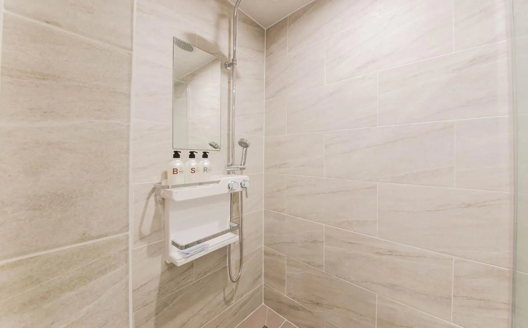 Shower in H Avenue Hotel in Gyeongju