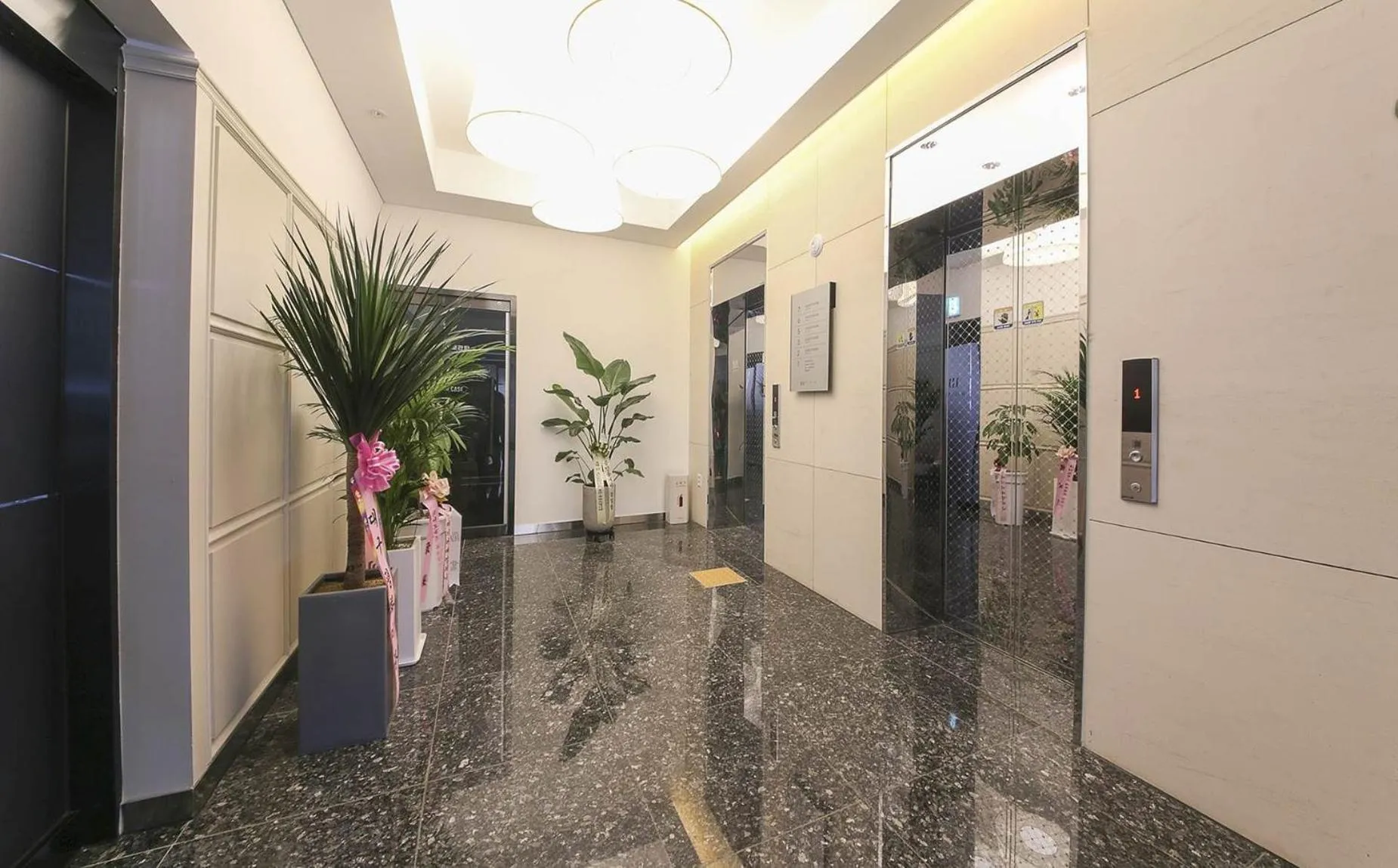 elevator in H Avenue Hotel in Gyeongju