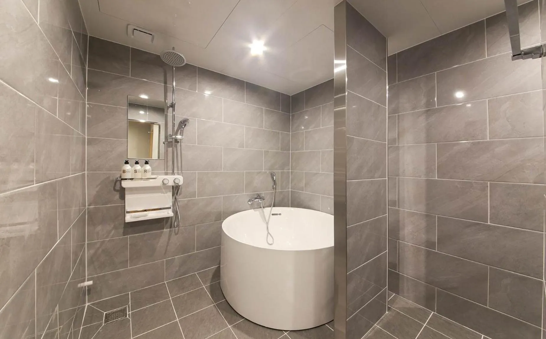 Shower in H Avenue Hotel in Gyeongju